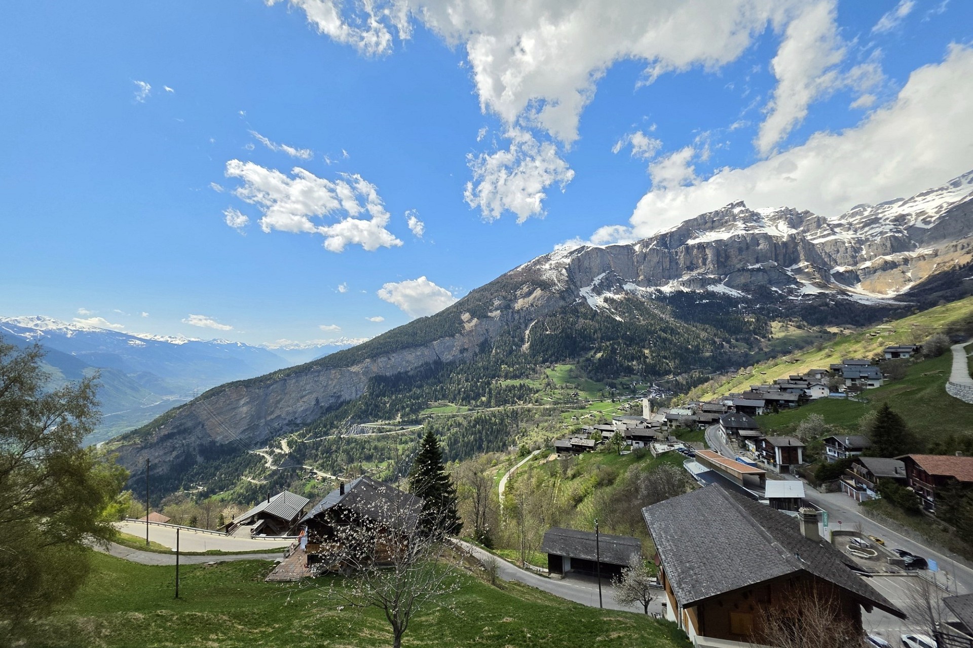 Alpenpanorama mit Bergdorf