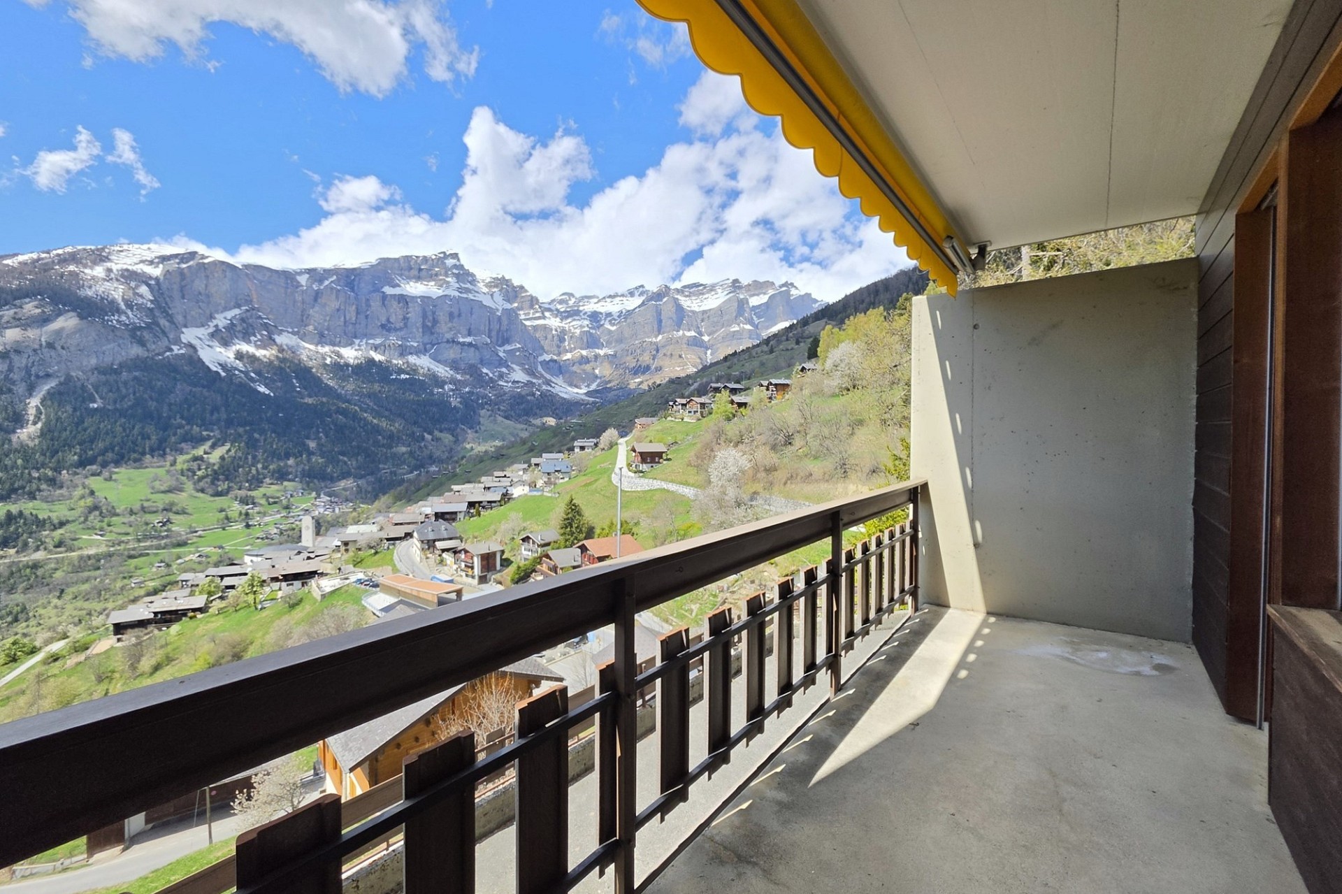 Balkon mit Bergblick