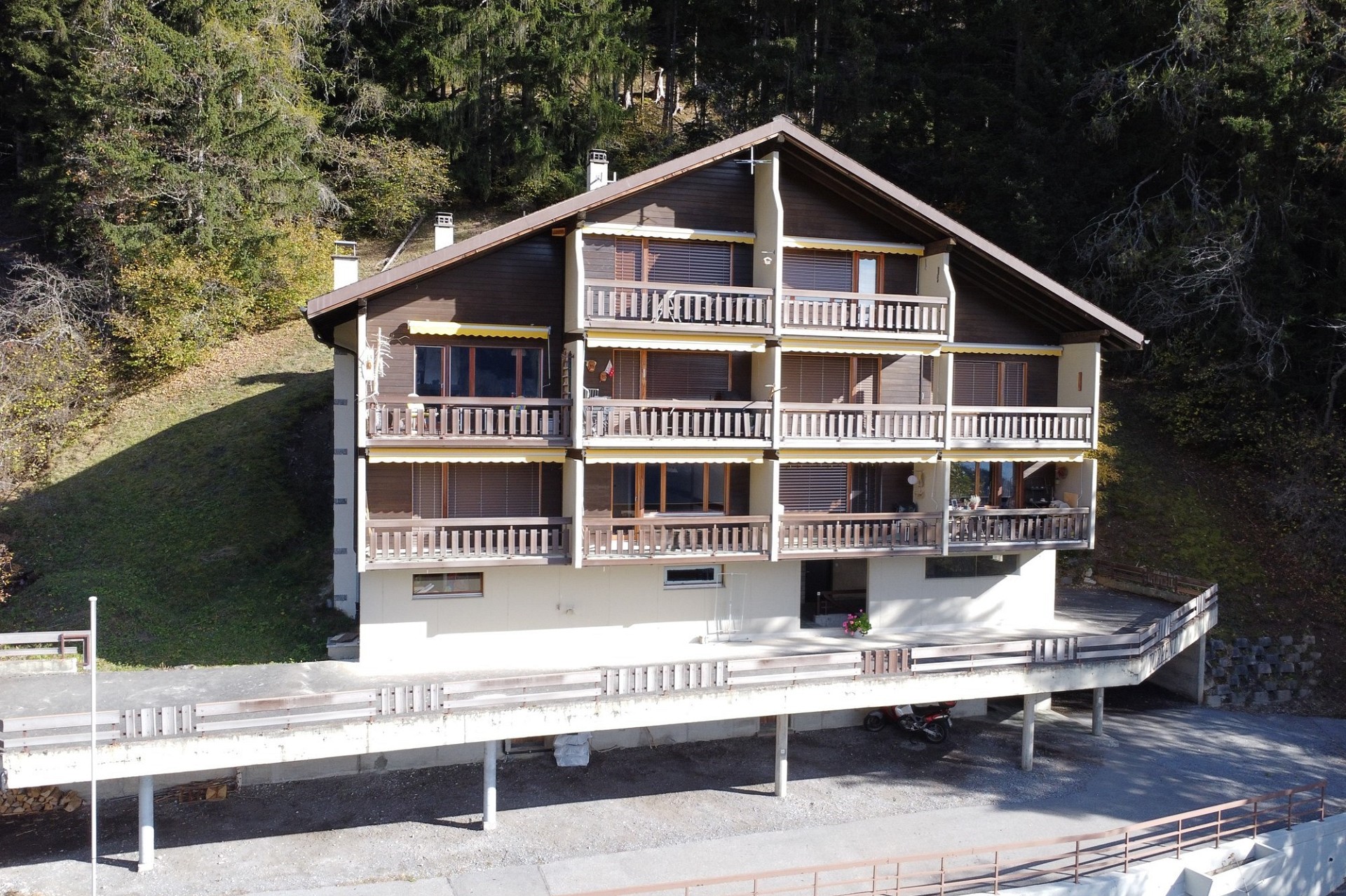 Alpines Mehrfamilienhaus mit Balkonen