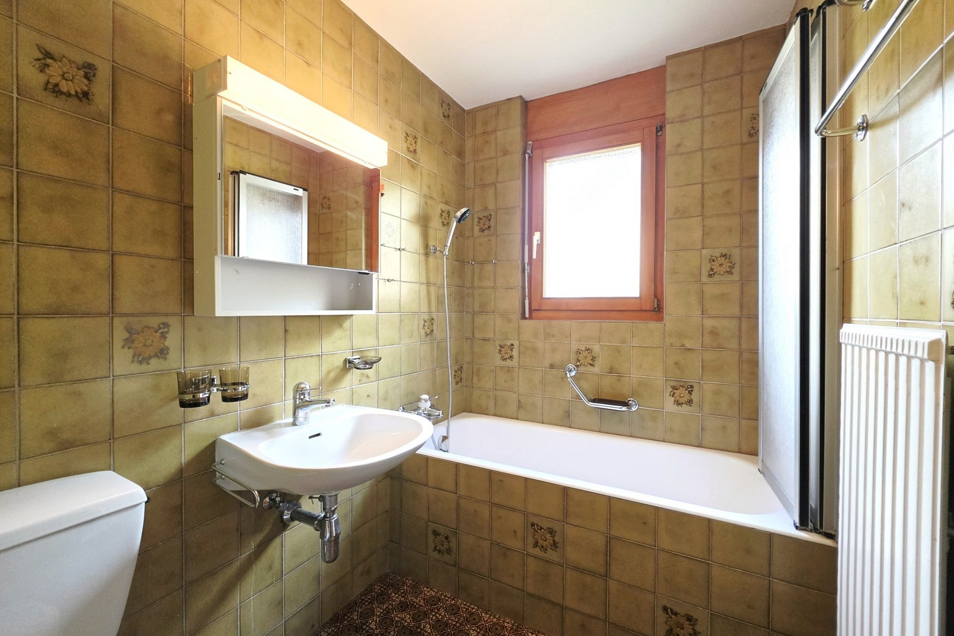 Retro-Badezimmer mit Badewanne und Waschbecken