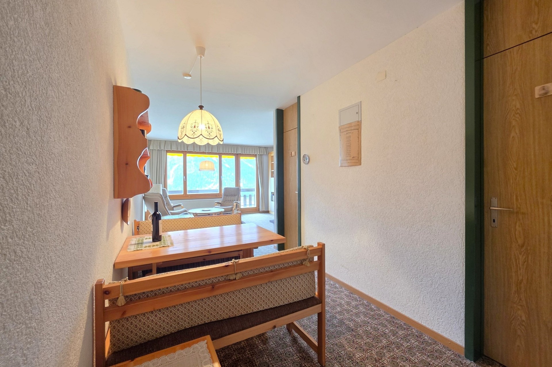 Wohnbereich mit Essplatz und Blick in den Wohnraum