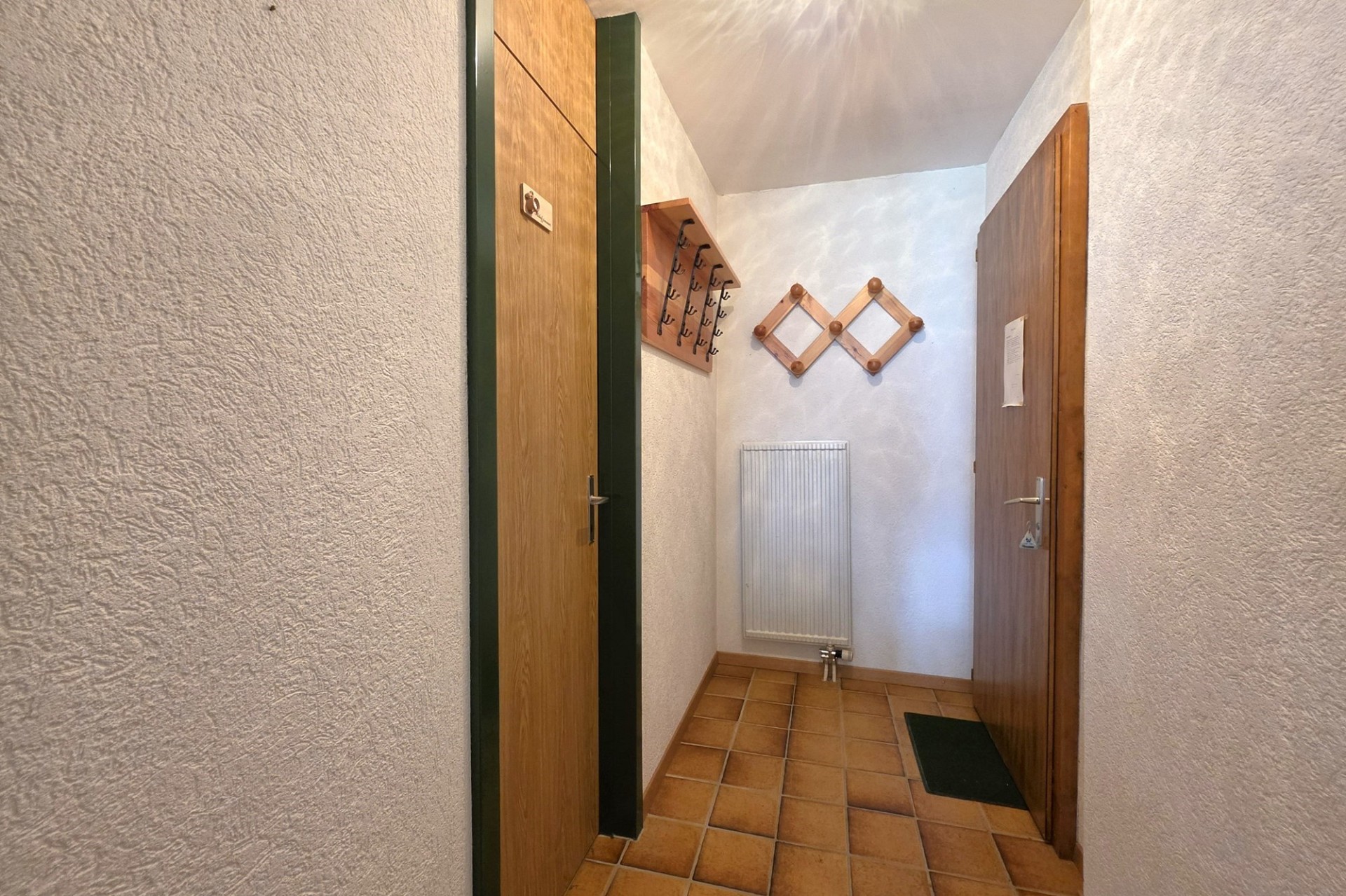 Flur mit zwei Holztüren