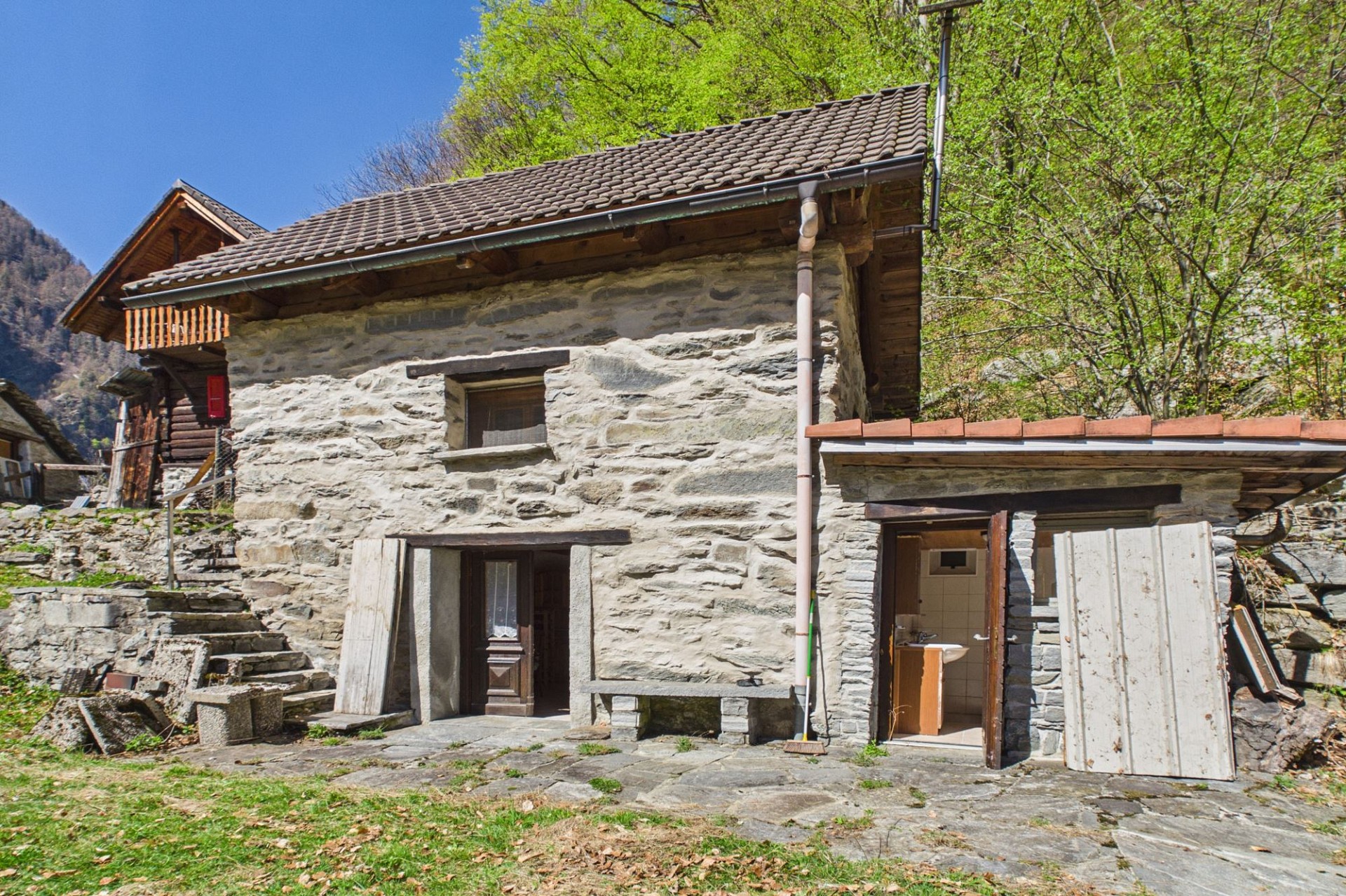 Steinhaus mit Satteldach im Grünen