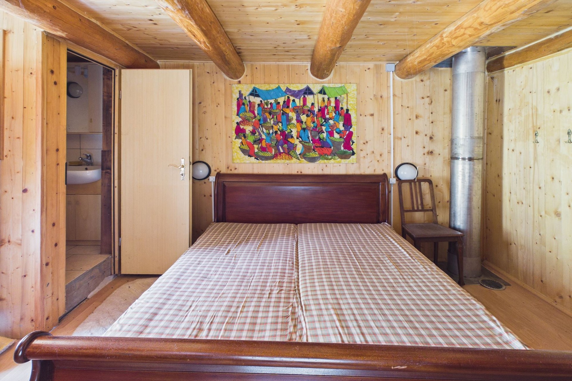 Rustikales Schlafzimmer mit Holzverkleidung
