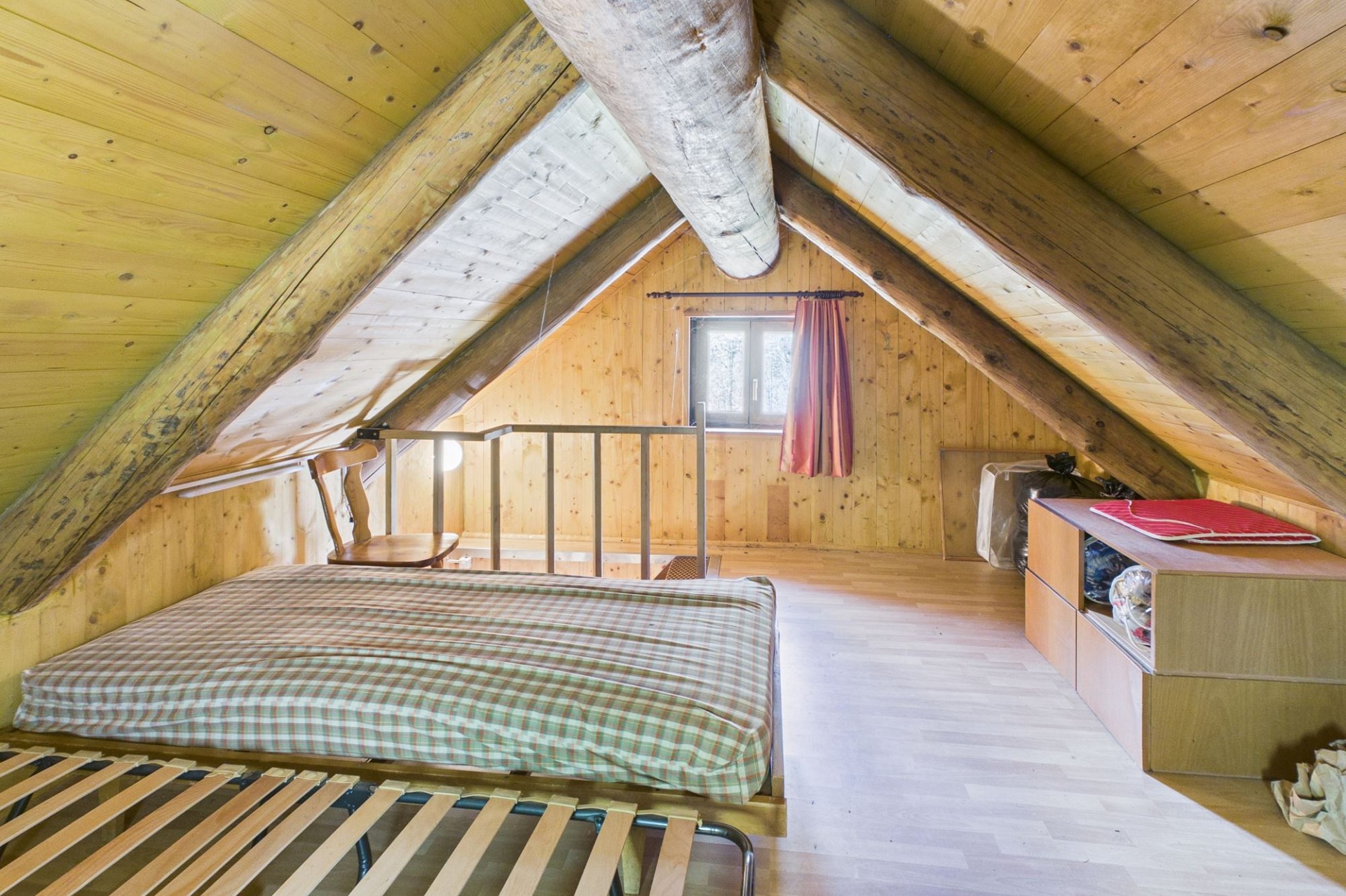 Dachgeschoss-Schlafbereich mit Holzausbau