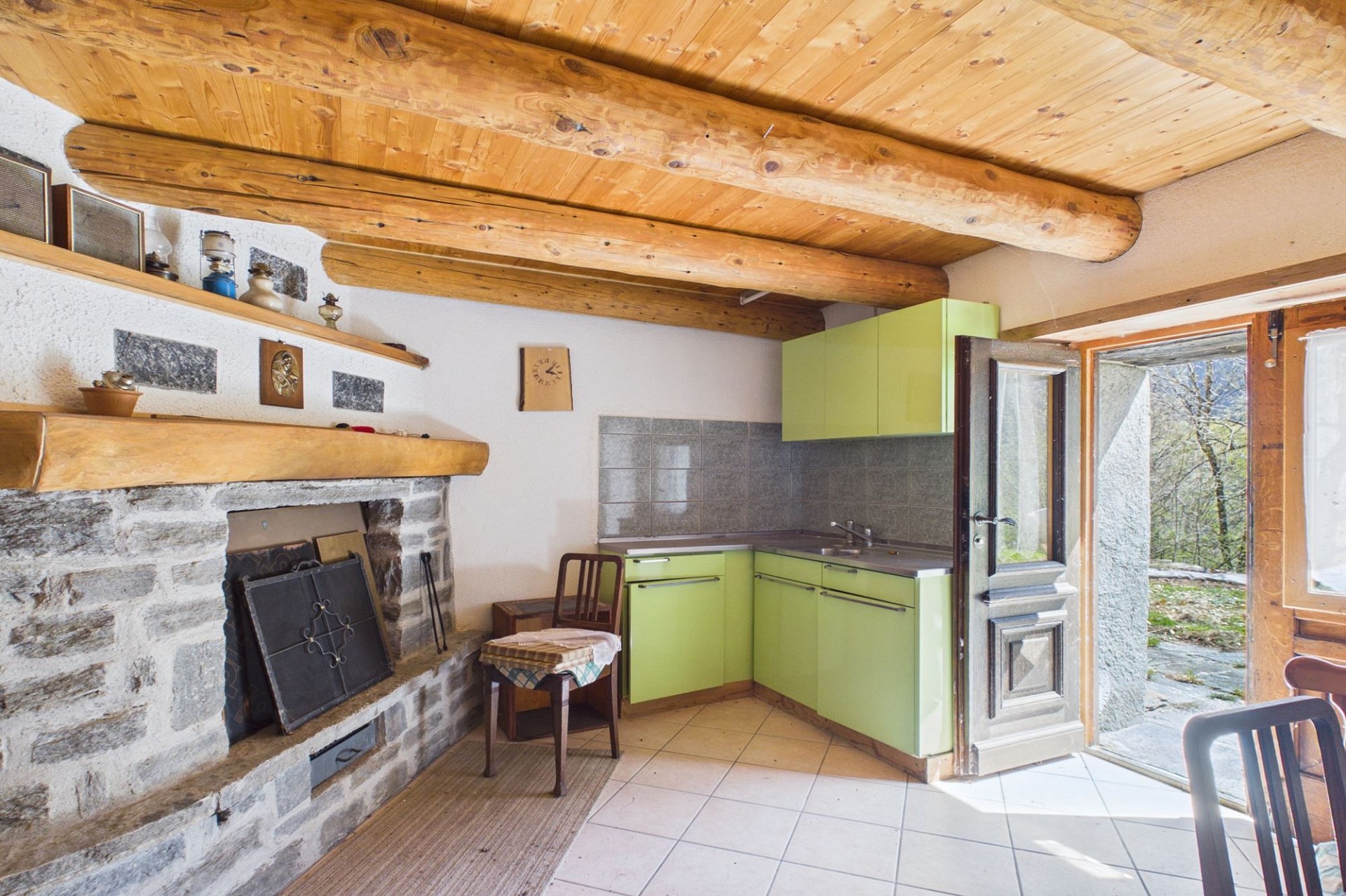 Rustikale Wohnküche mit Kamin und Holzdecke