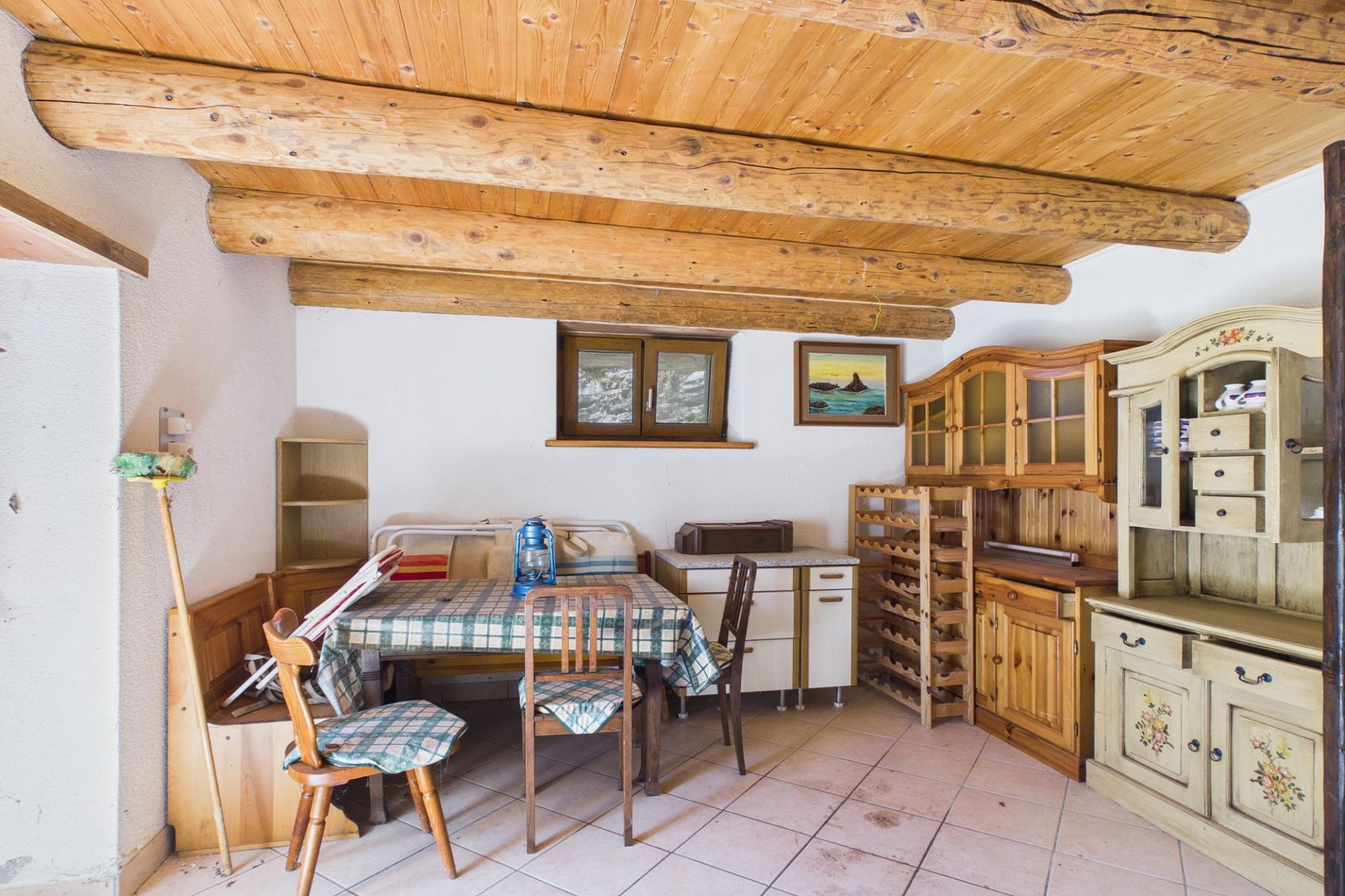 Rustikaler Essbereich mit Holzdecke