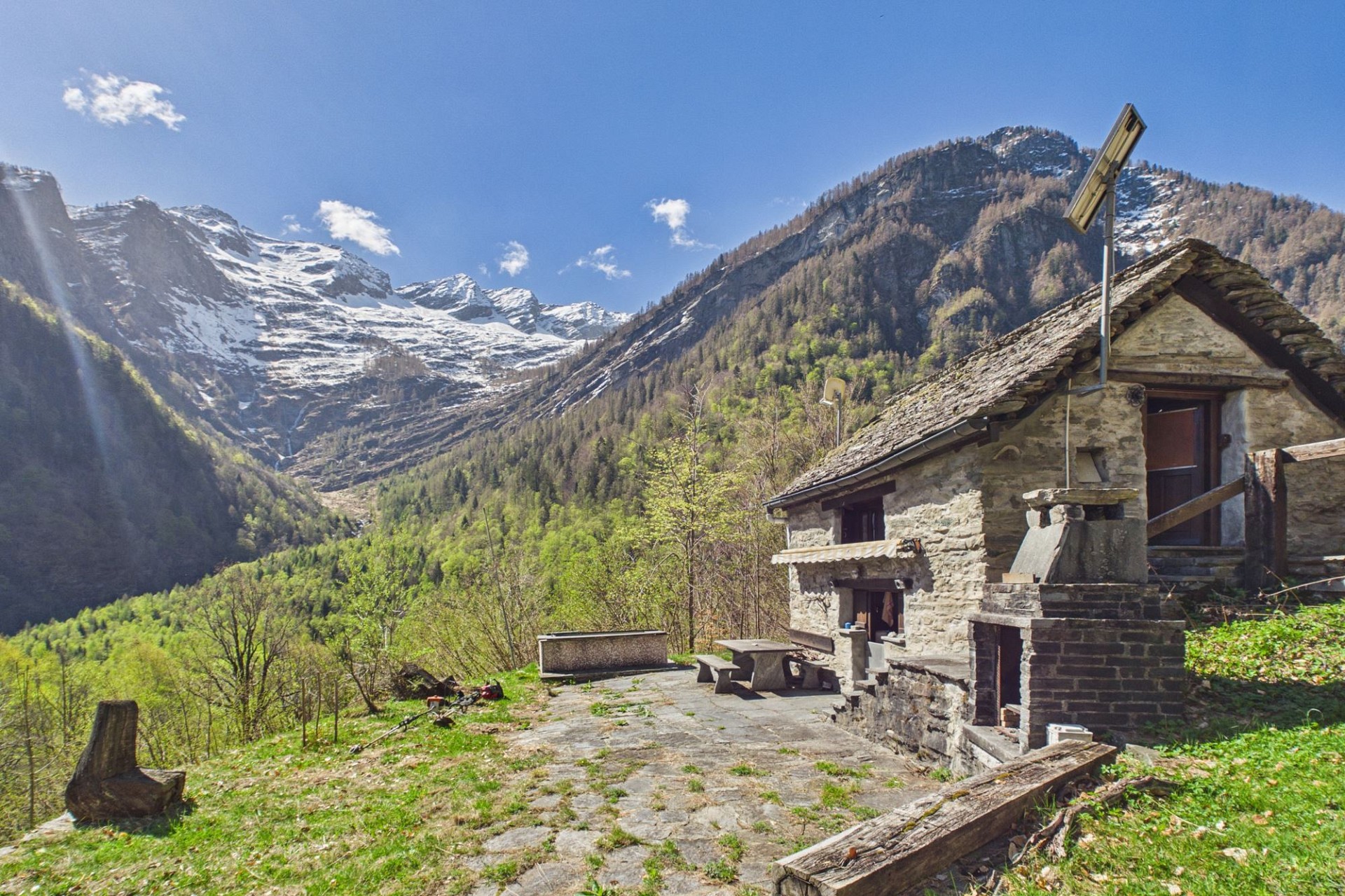 Alpines Steinhaus mit Bergpanorama
