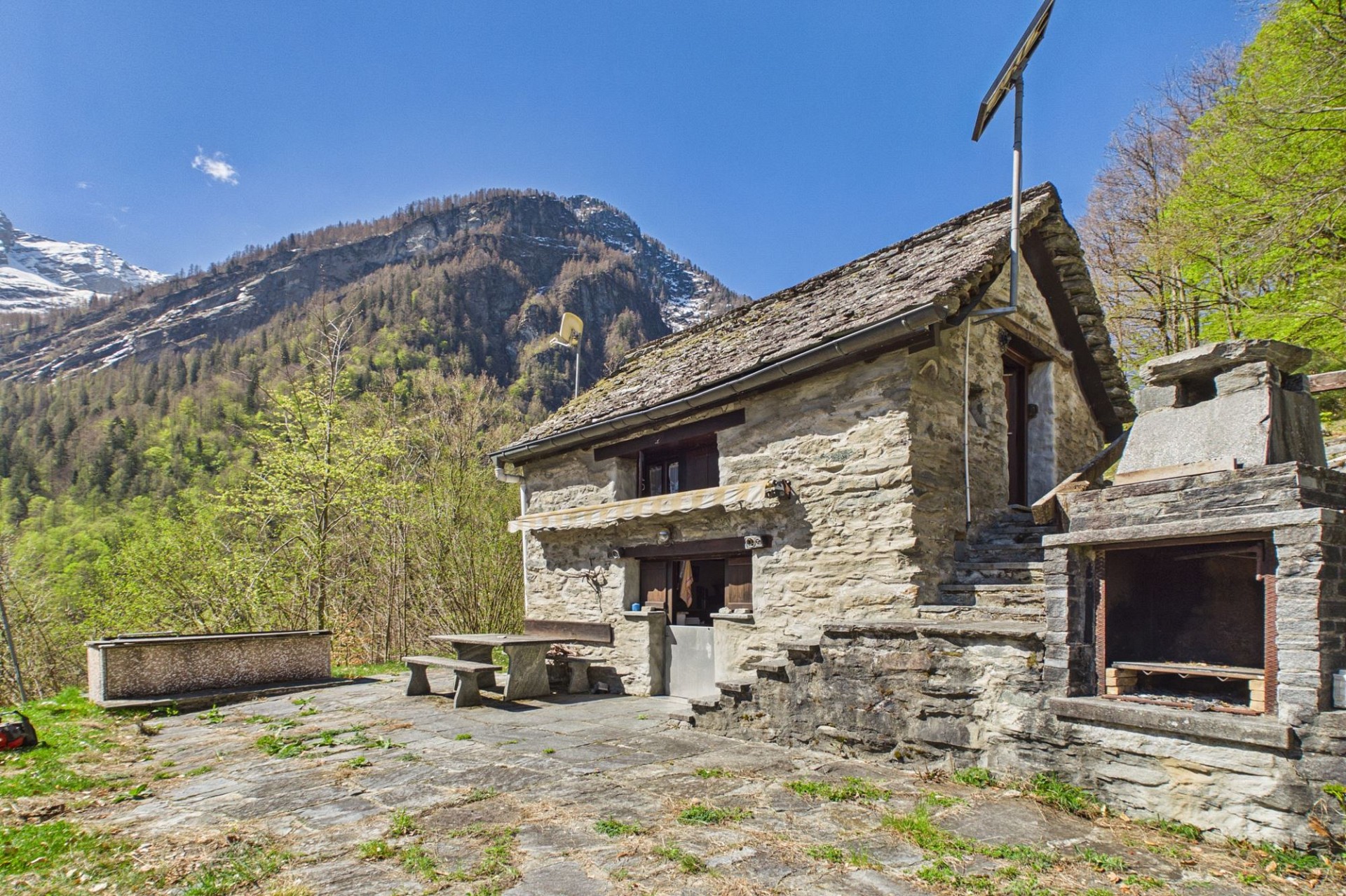 Steinhaus mit Bergblick und Außenkamin