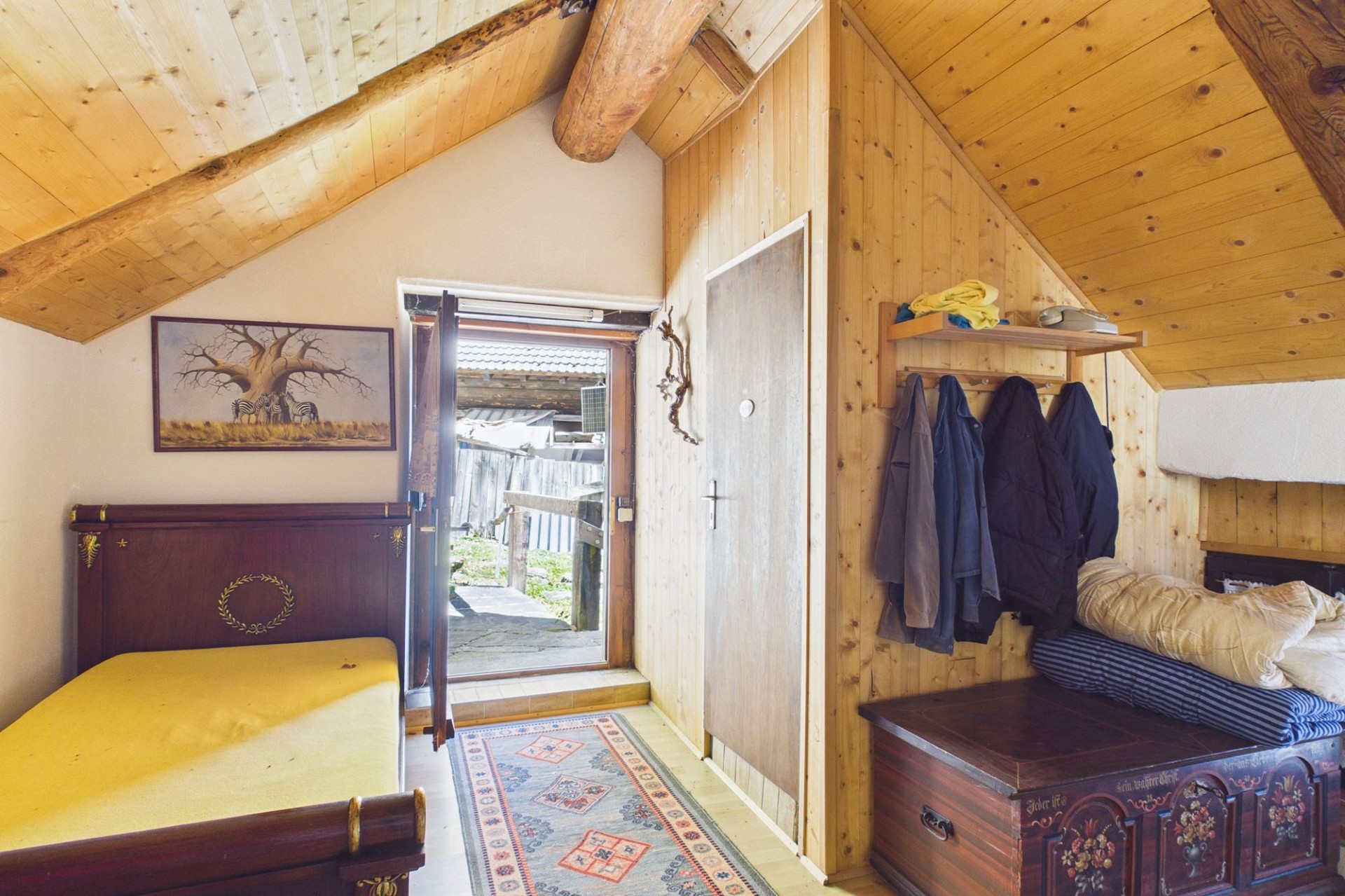 Gemütliche Dachgeschoss-Garderobe mit rustikalem Holzinterieur