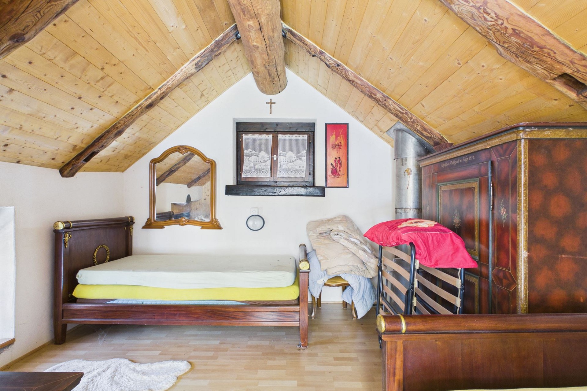 Dachzimmer mit rustikaler Einrichtung