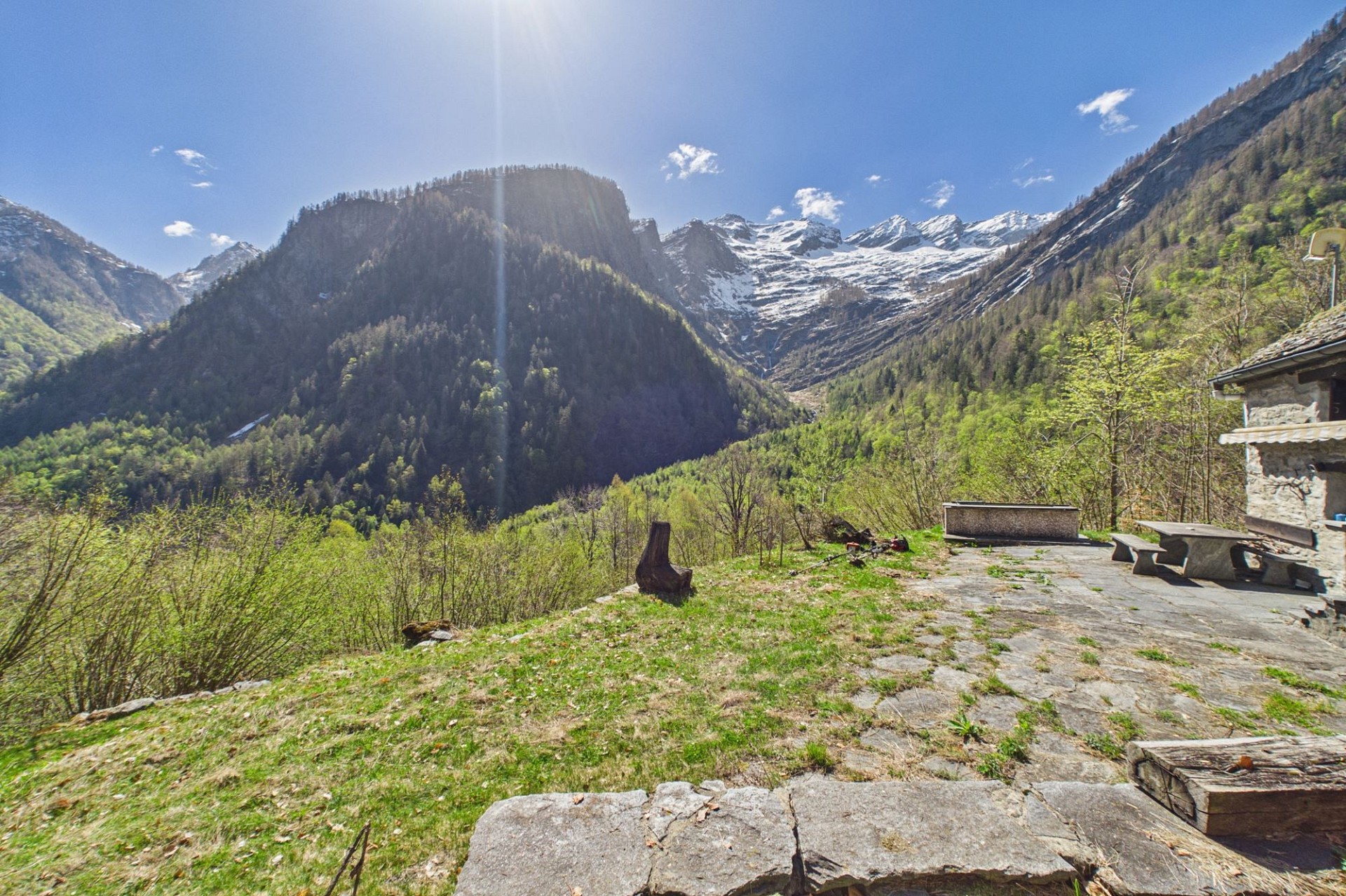 Alpiner Außenbereich mit Bergpanorama