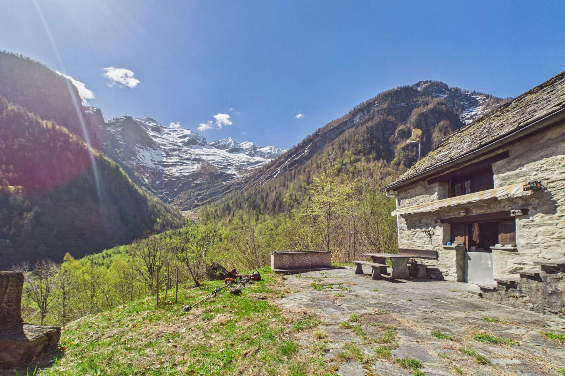 Alpine Hütte mit Bergblick