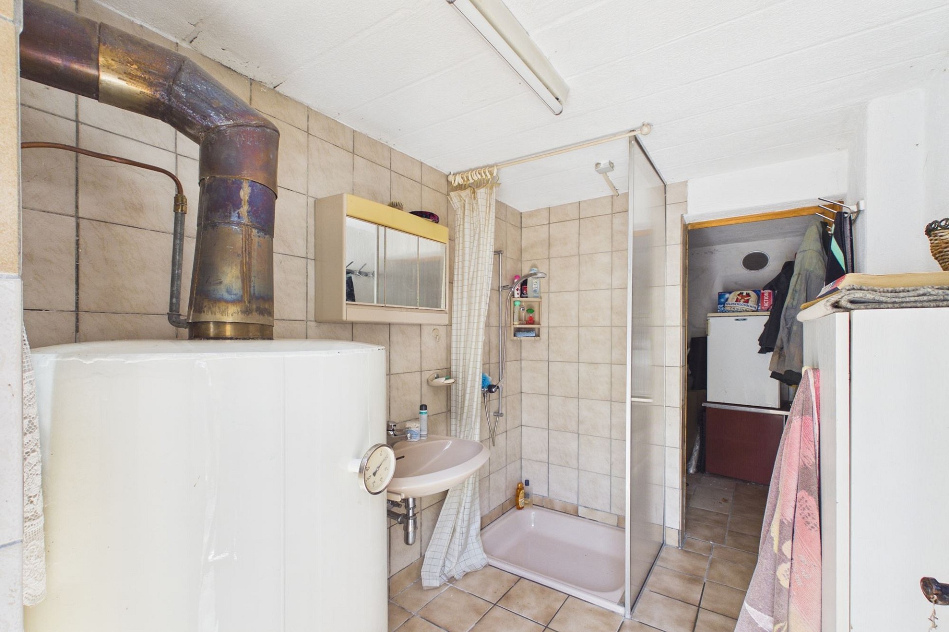 Kleines Bad mit Dusche und Technikbereich