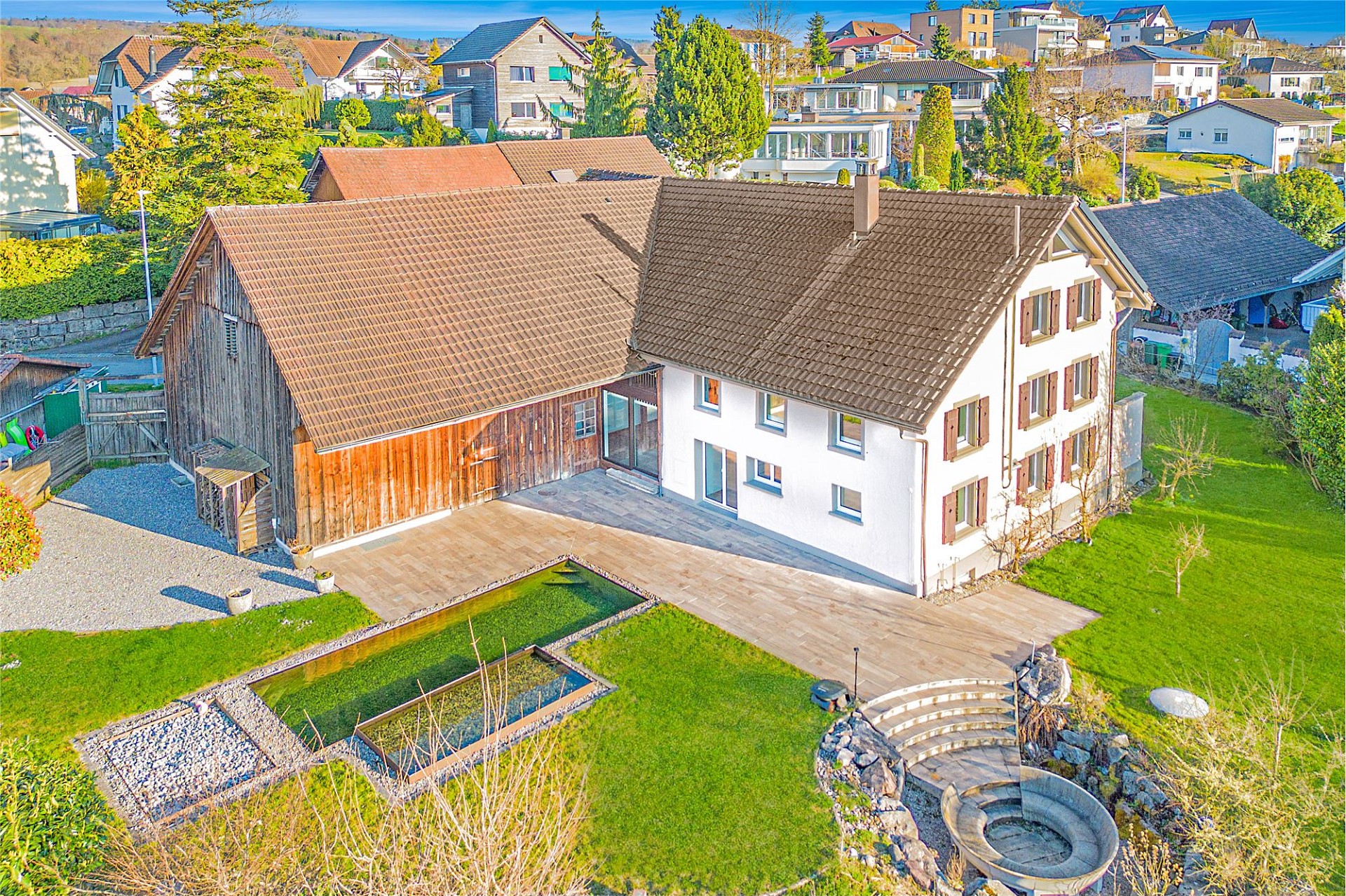 Luftaufnahme eines Wohnhauses mit Garten