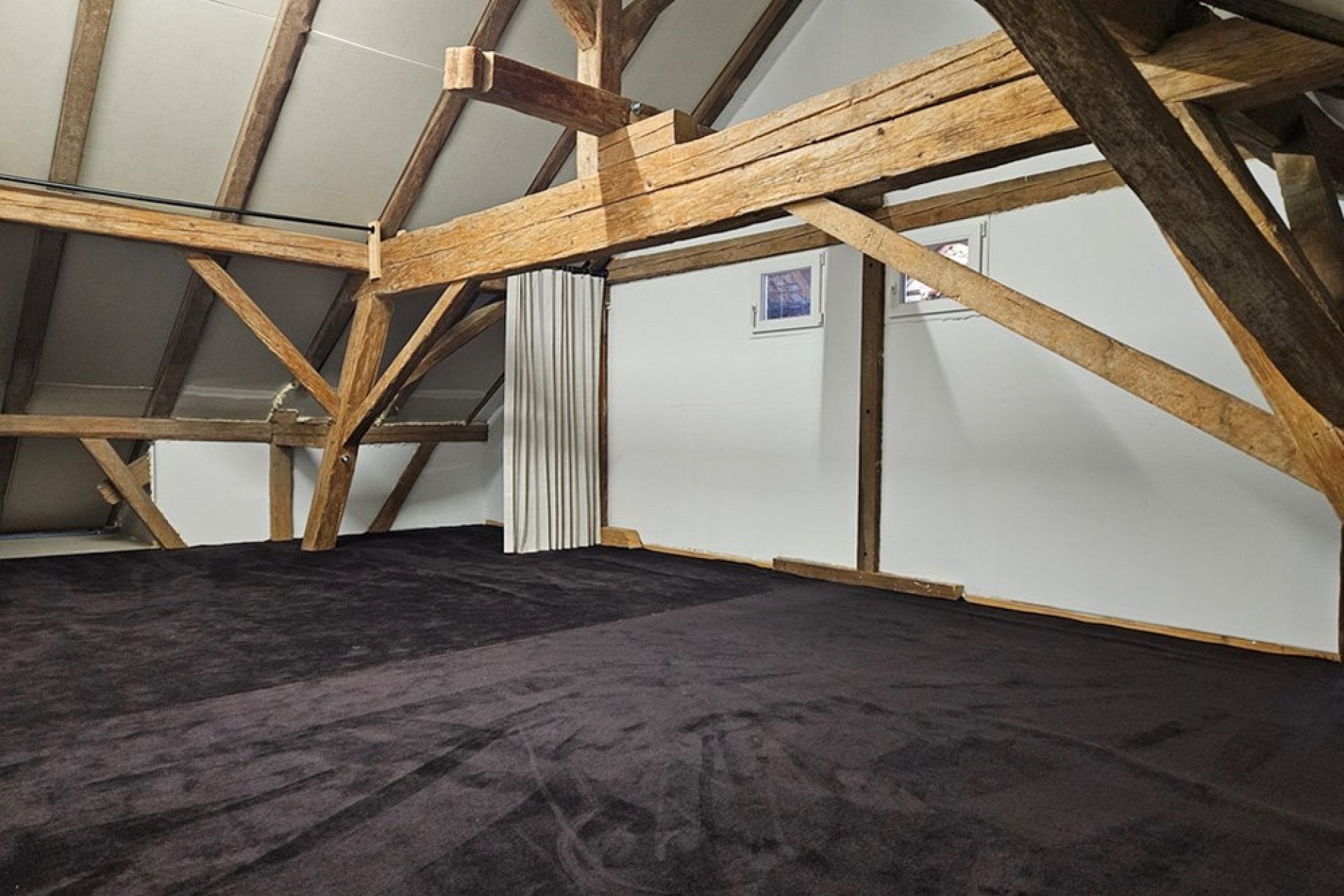 Dachboden mit sichtbarem Holztragwerk