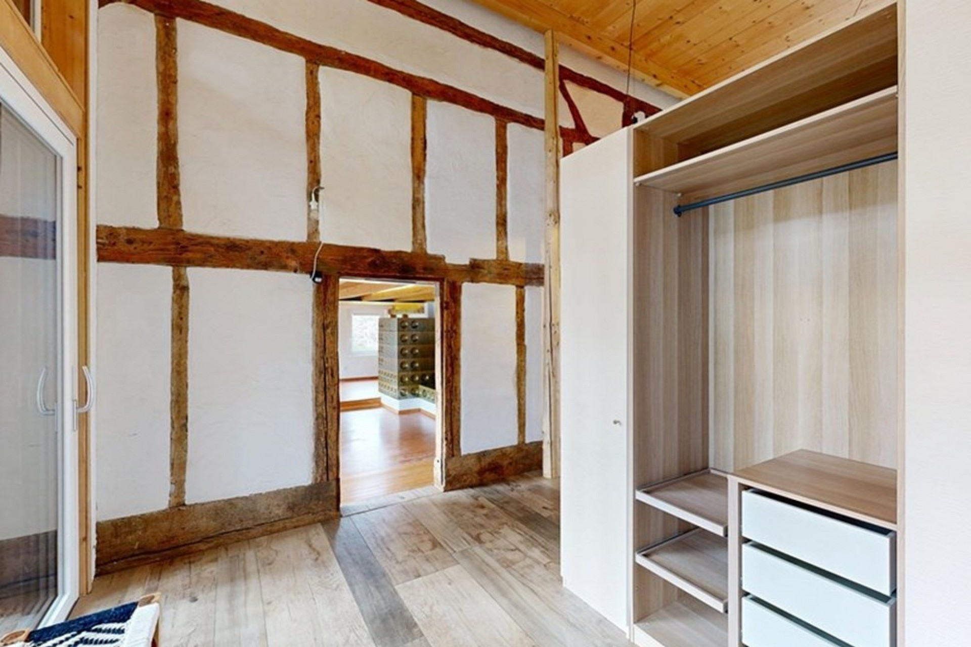 Rustikaler Innenraum mit sichtbarem Fachwerk und Einbauschrank