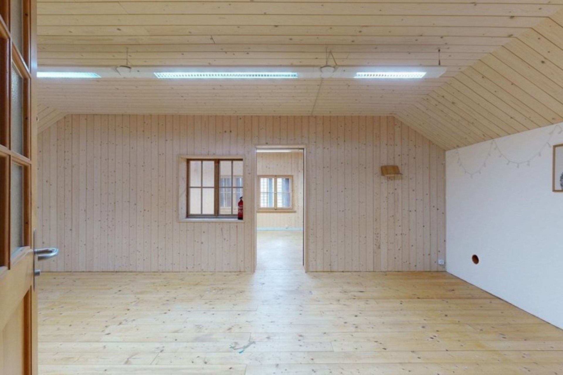 Leerer Dachraum mit Holzverkleidung