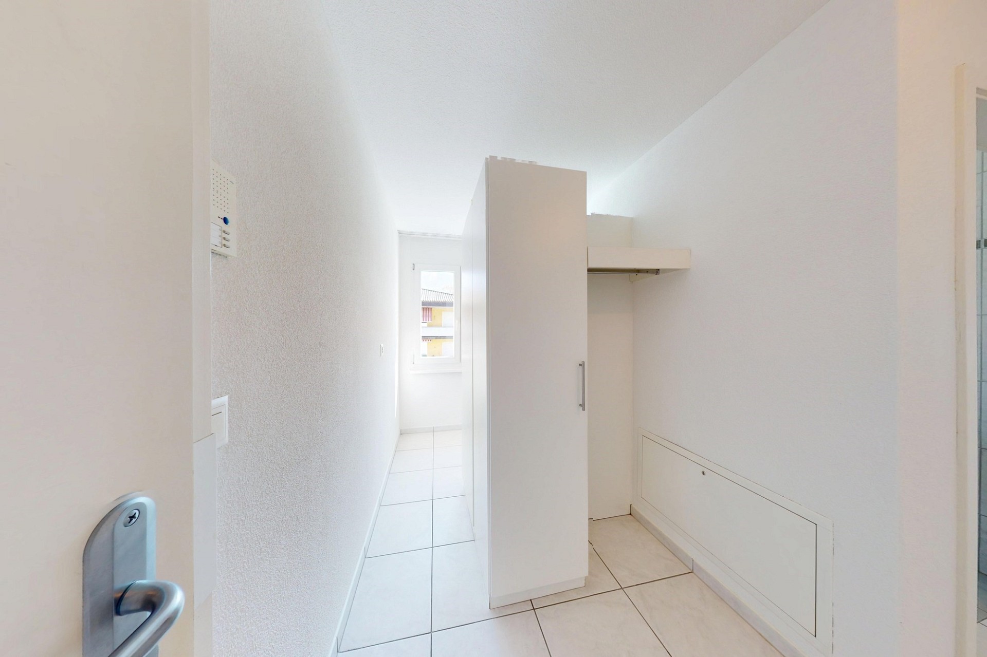 Heller Flur mit Einbauschrank