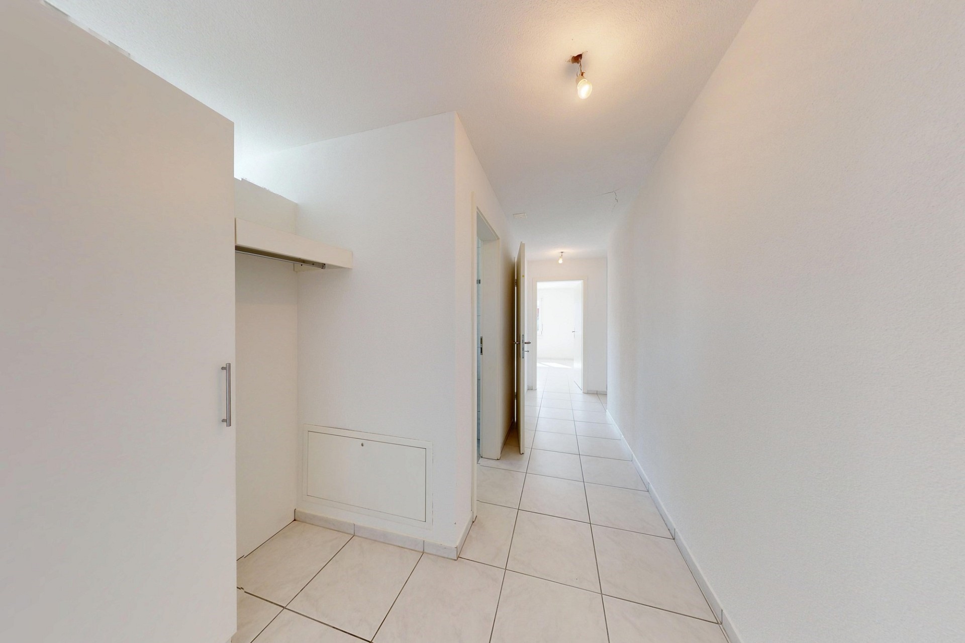 Heller Flur mit Einbauschrank