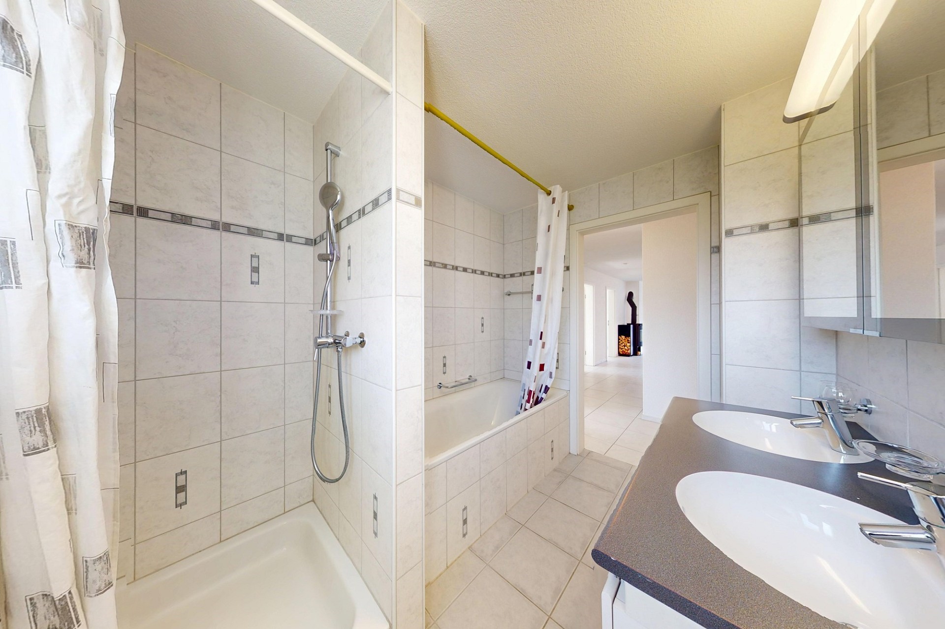 Modernes Badezimmer mit Badewanne und Doppelwaschbecken
