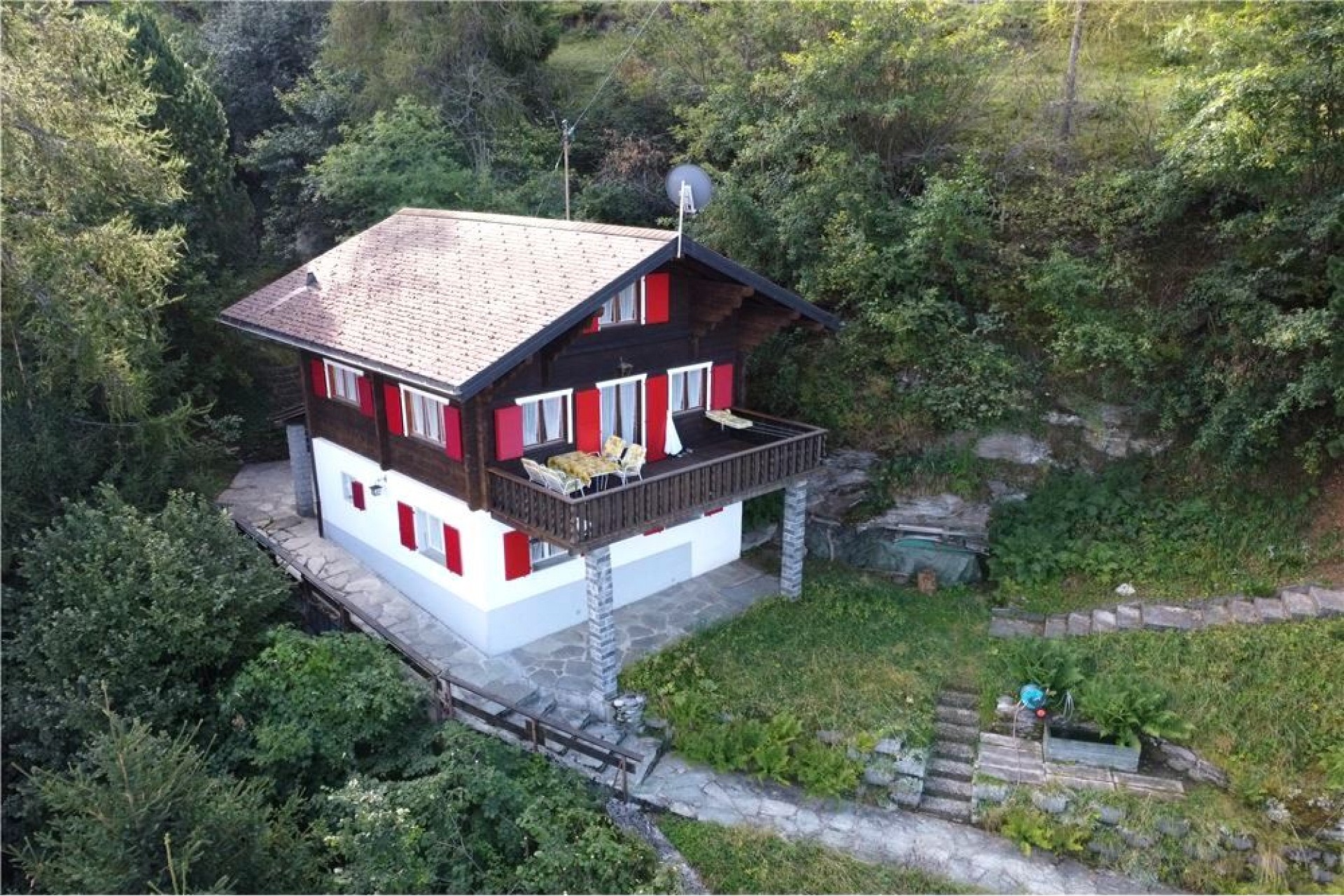 Alpines Holzhaus mit Balkon