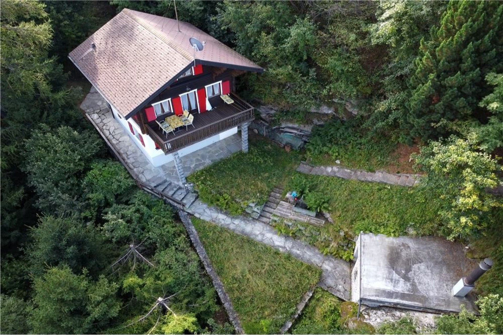 Berghütte mit Balkon aus der Luft