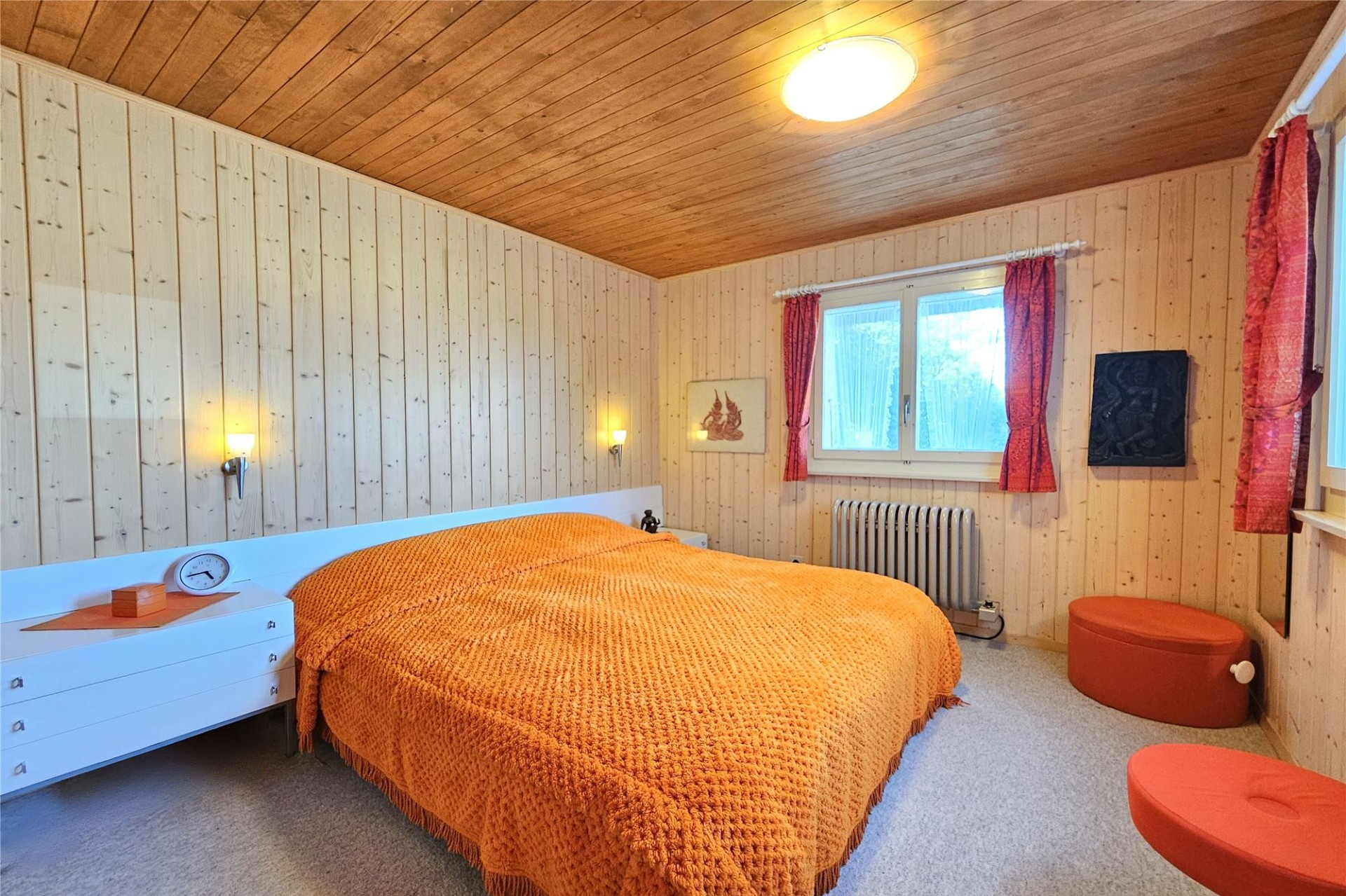 Gemütliches Schlafzimmer im Holzstil