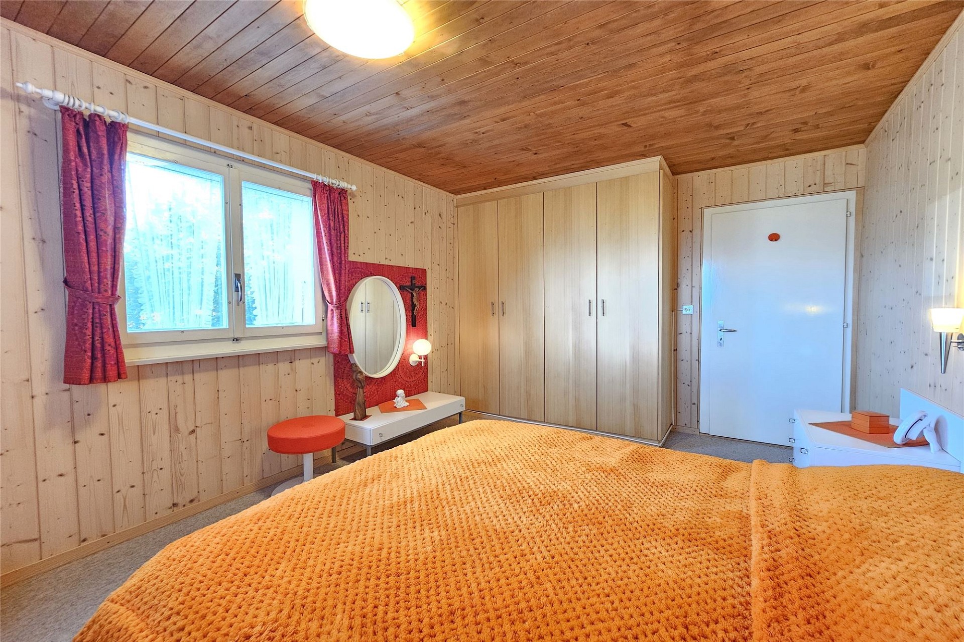 Gemütliches Schlafzimmer mit Holzvertäfelung