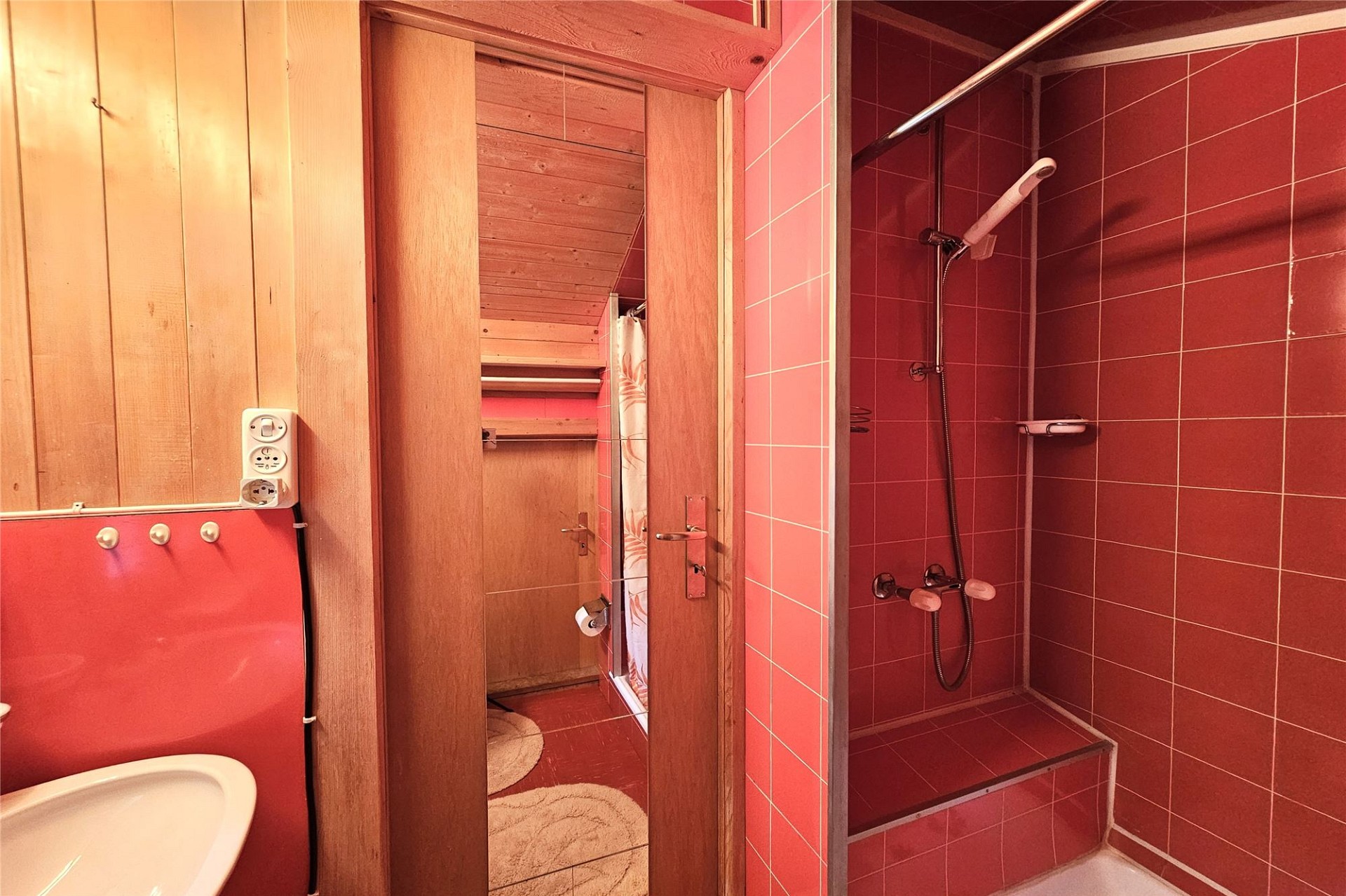 Kleines Bad mit Dusche und WC