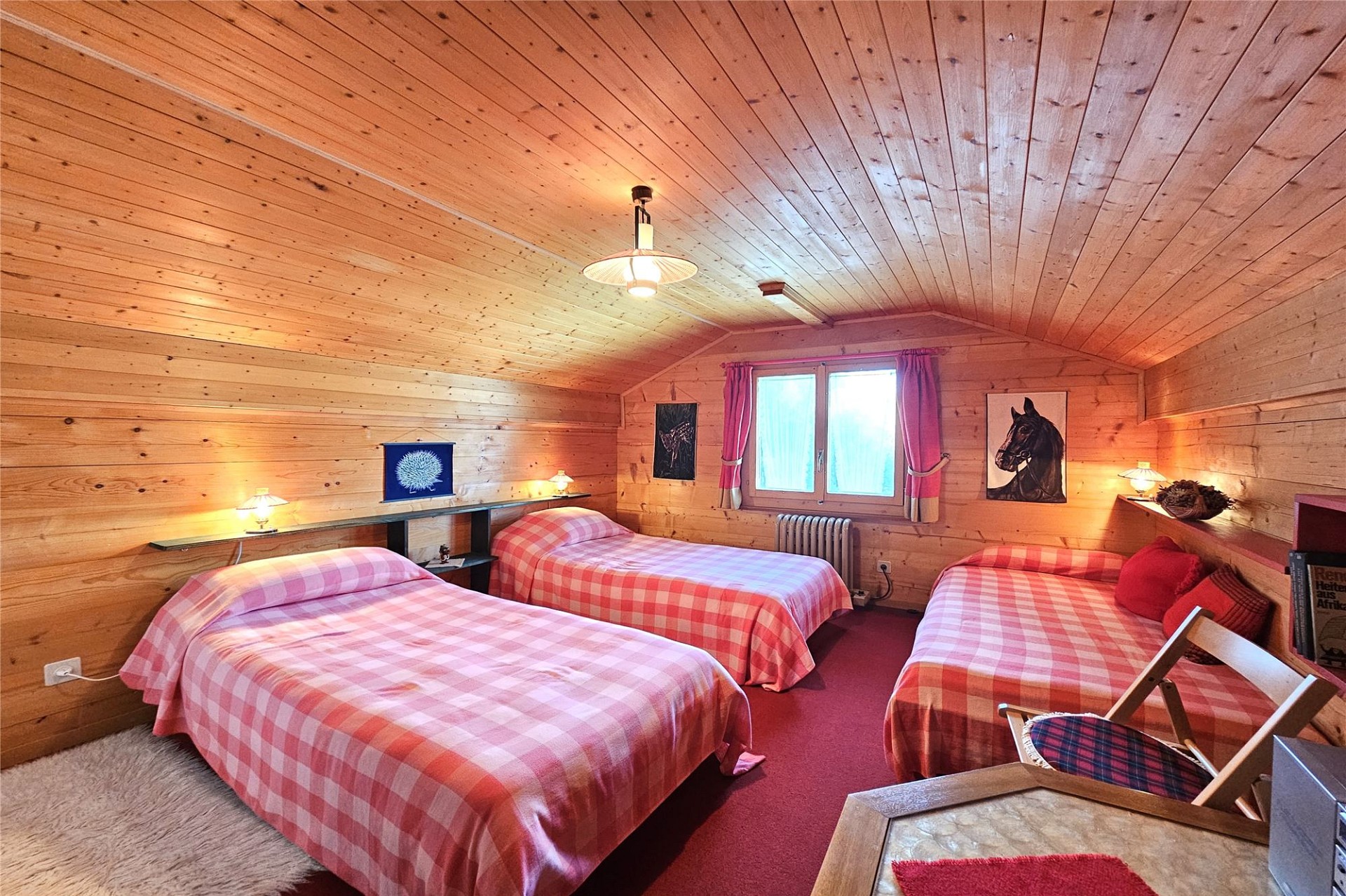 Rustikales Mehrbettzimmer mit Holzausbau
