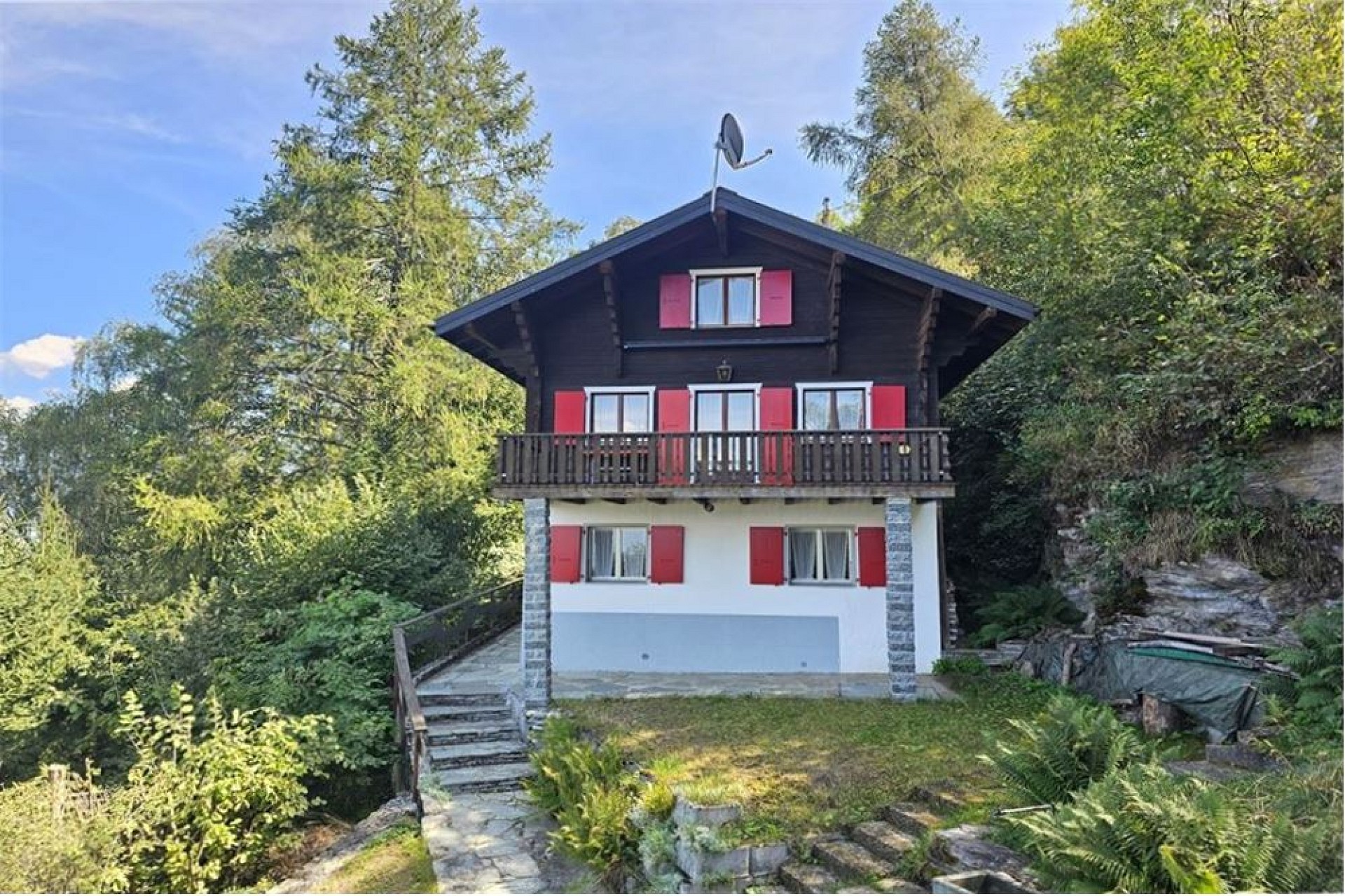 Alpines Chalet mit Balkon in grüner Hanglage