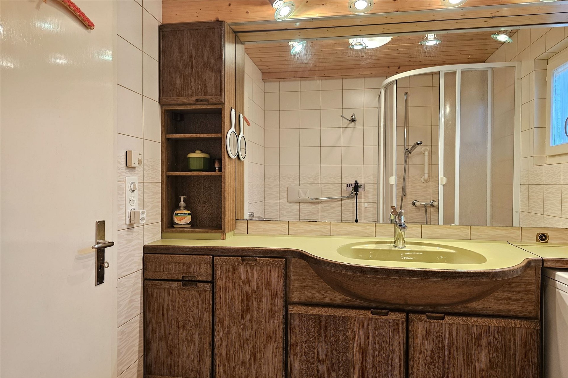Badezimmer mit Holzmöbeln und Dusche
