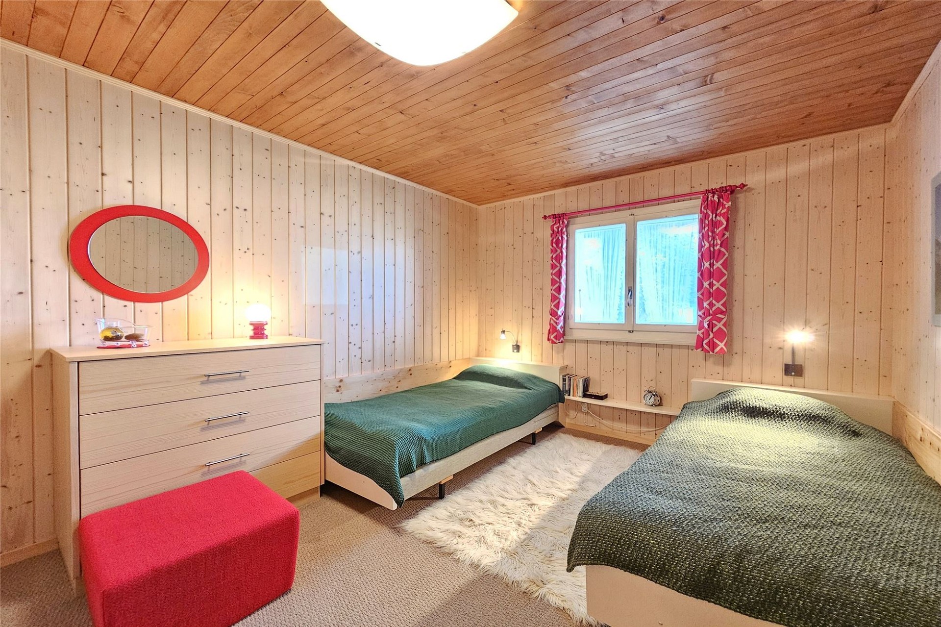 Gemütliches Schlafzimmer mit Holzausbau