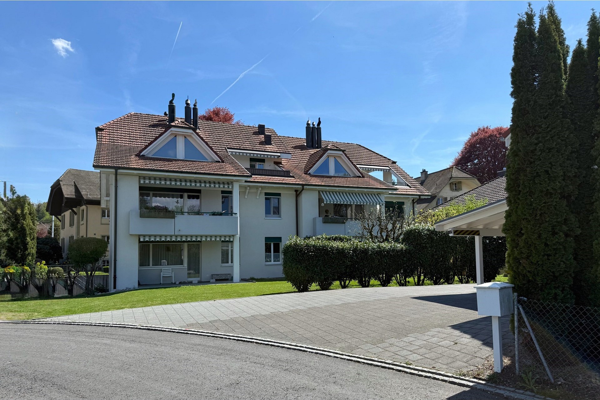 Außenansicht eines gepflegten Wohnhauses mit Satteldach