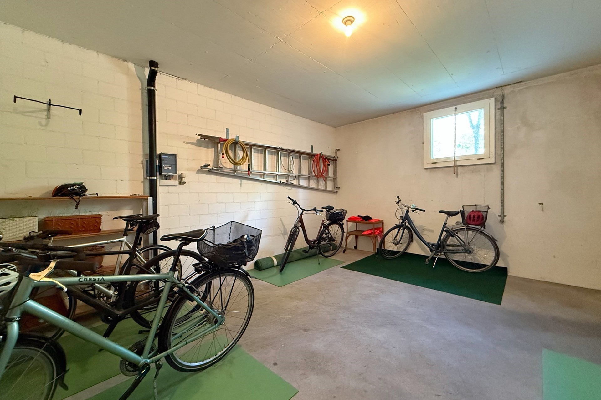 Fahrradkeller oder Abstellraum mit Fahrrädern