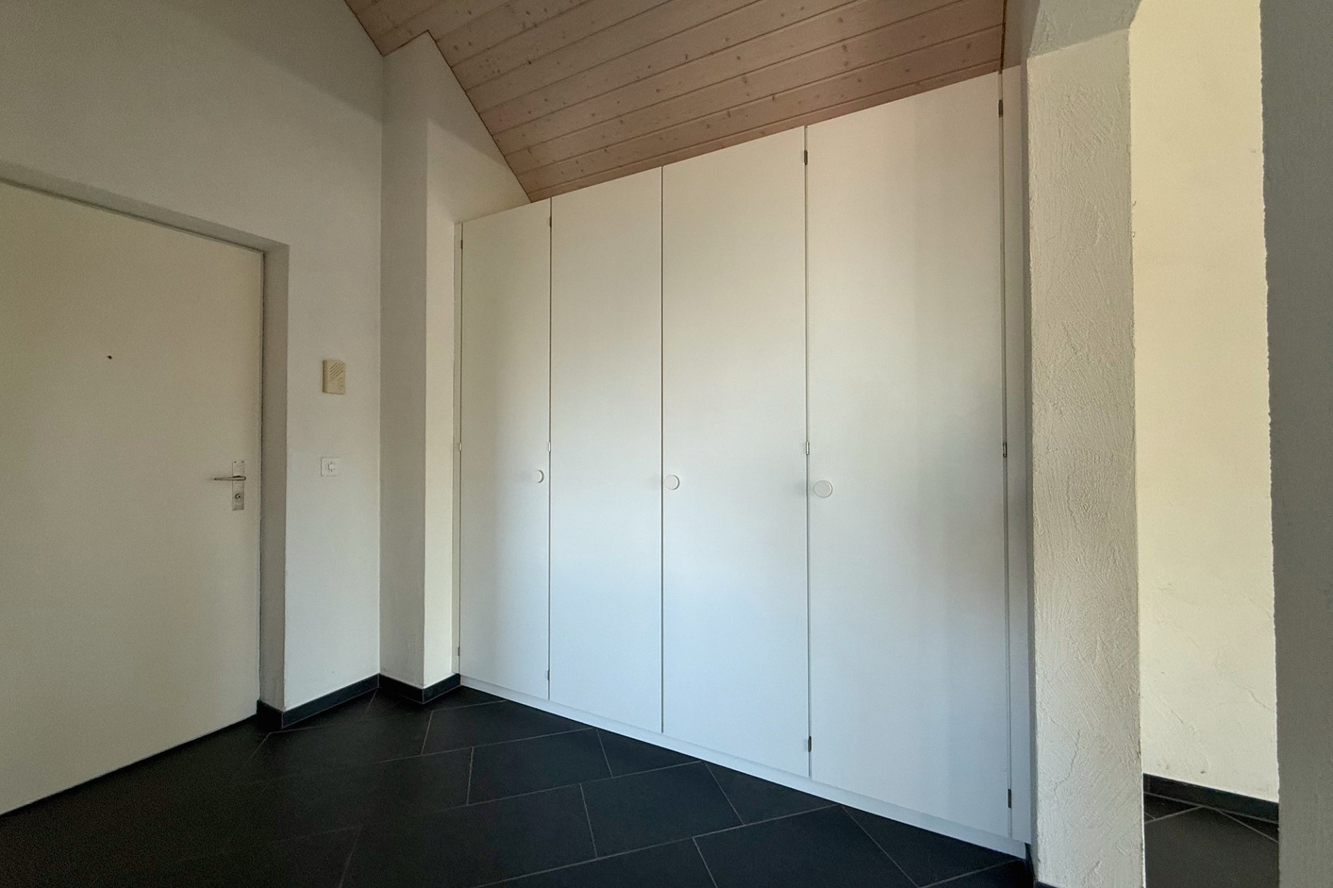 Heller Eingangsbereich mit Einbauschrank und Holzdecke