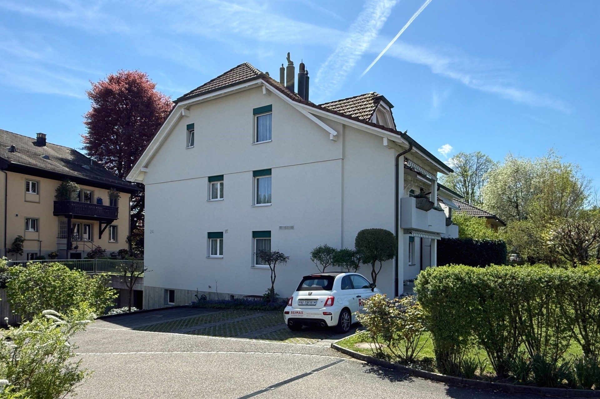 Wohnhaus mit Giebeldach und Gartenanlage