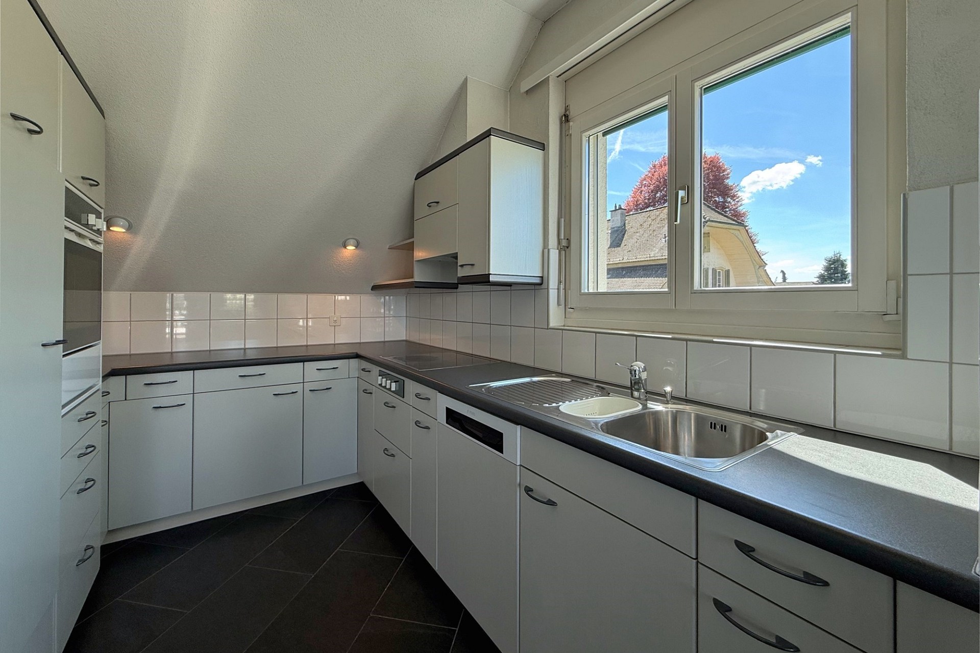 Helle Dachgeschossküche mit Fensterblick