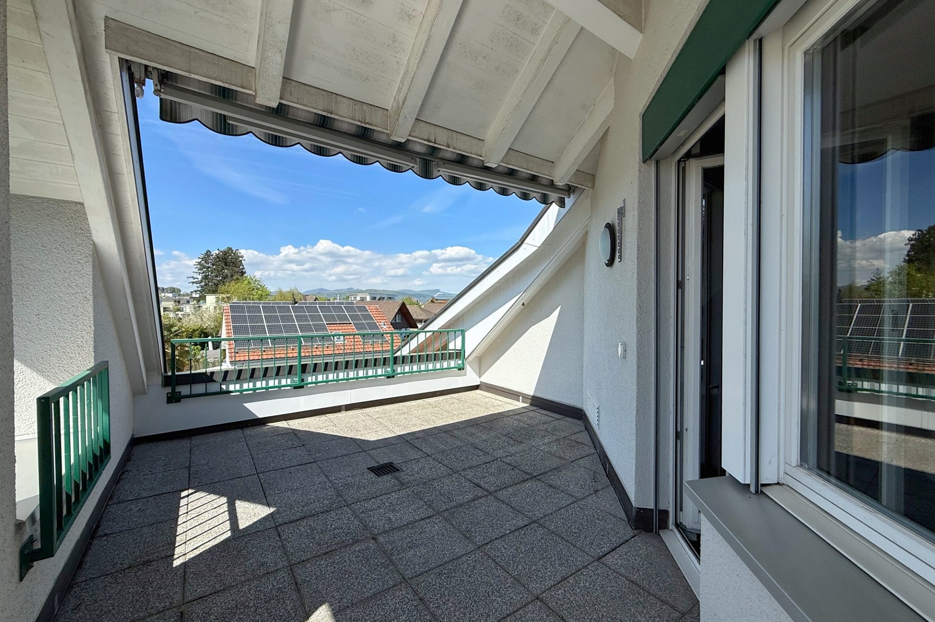 Überdachter Balkon mit Fernblick