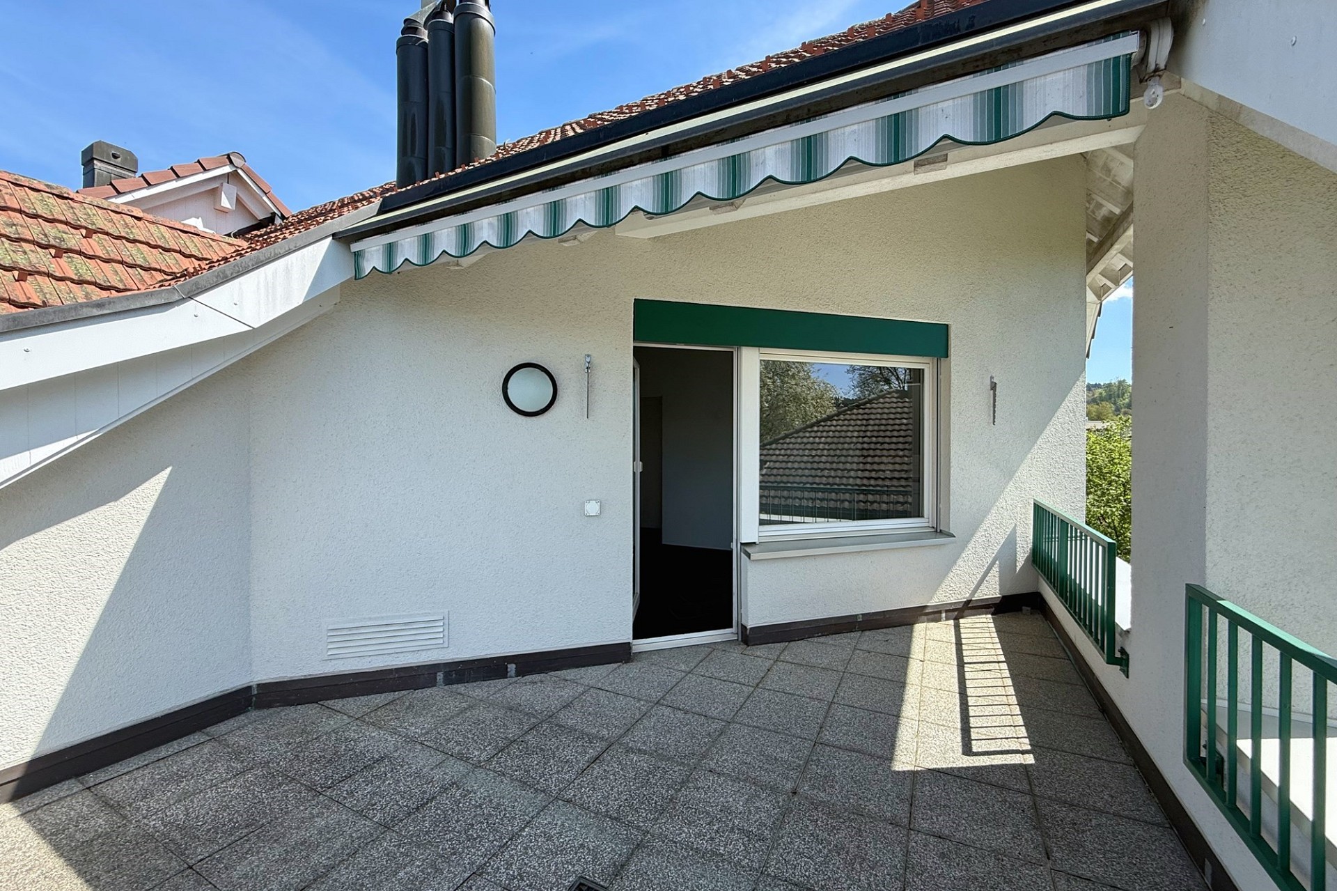 Sonnige Dachterrasse mit Markise