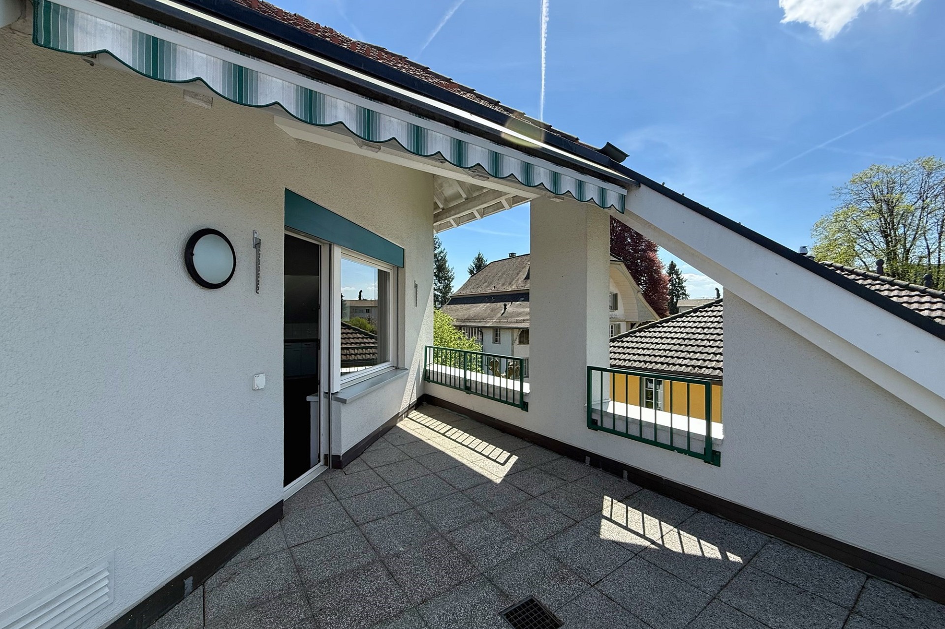 Balkon mit Blick auf die Nachbarschaft