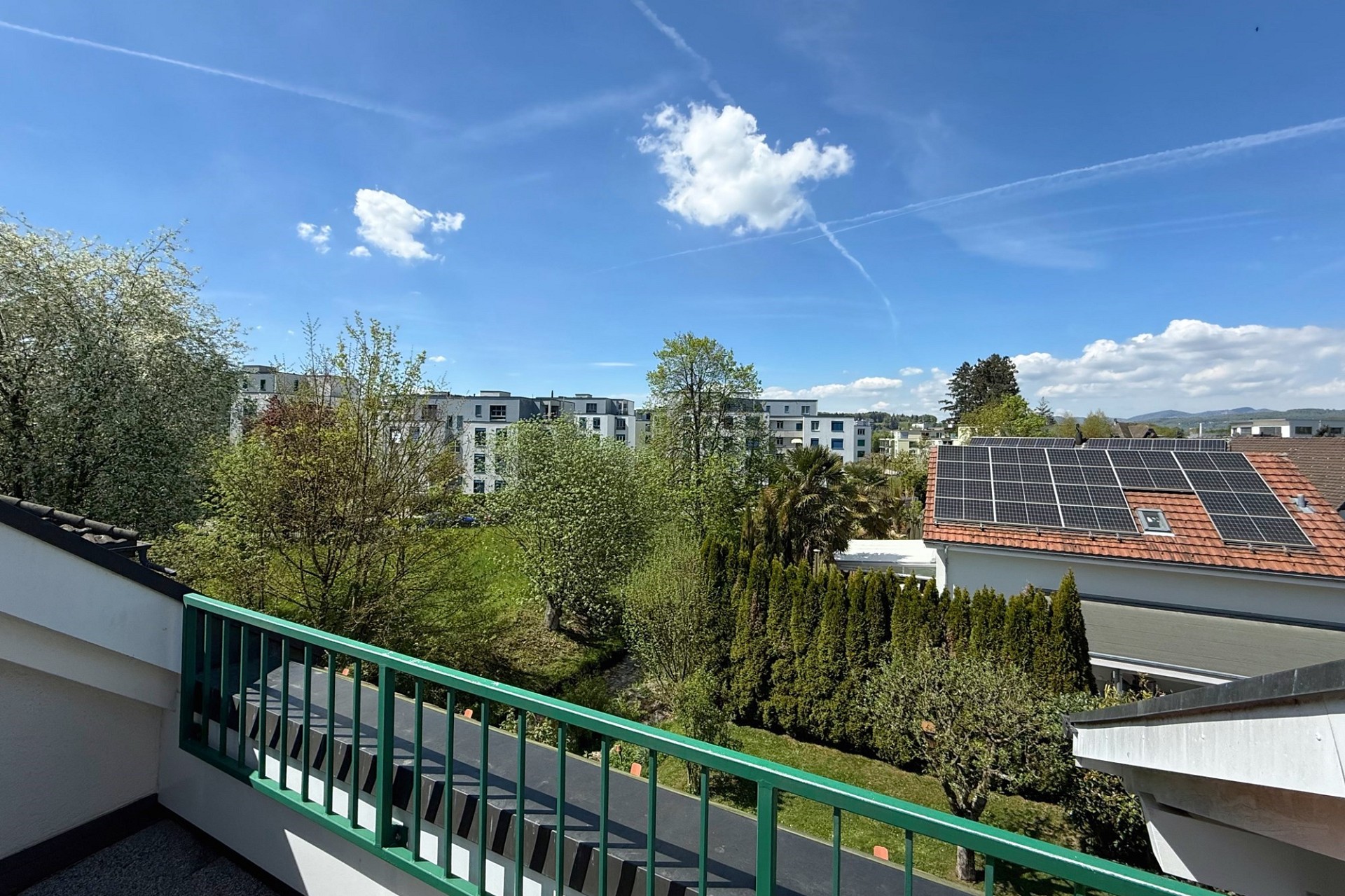 Balkonblick über Wohngebiet