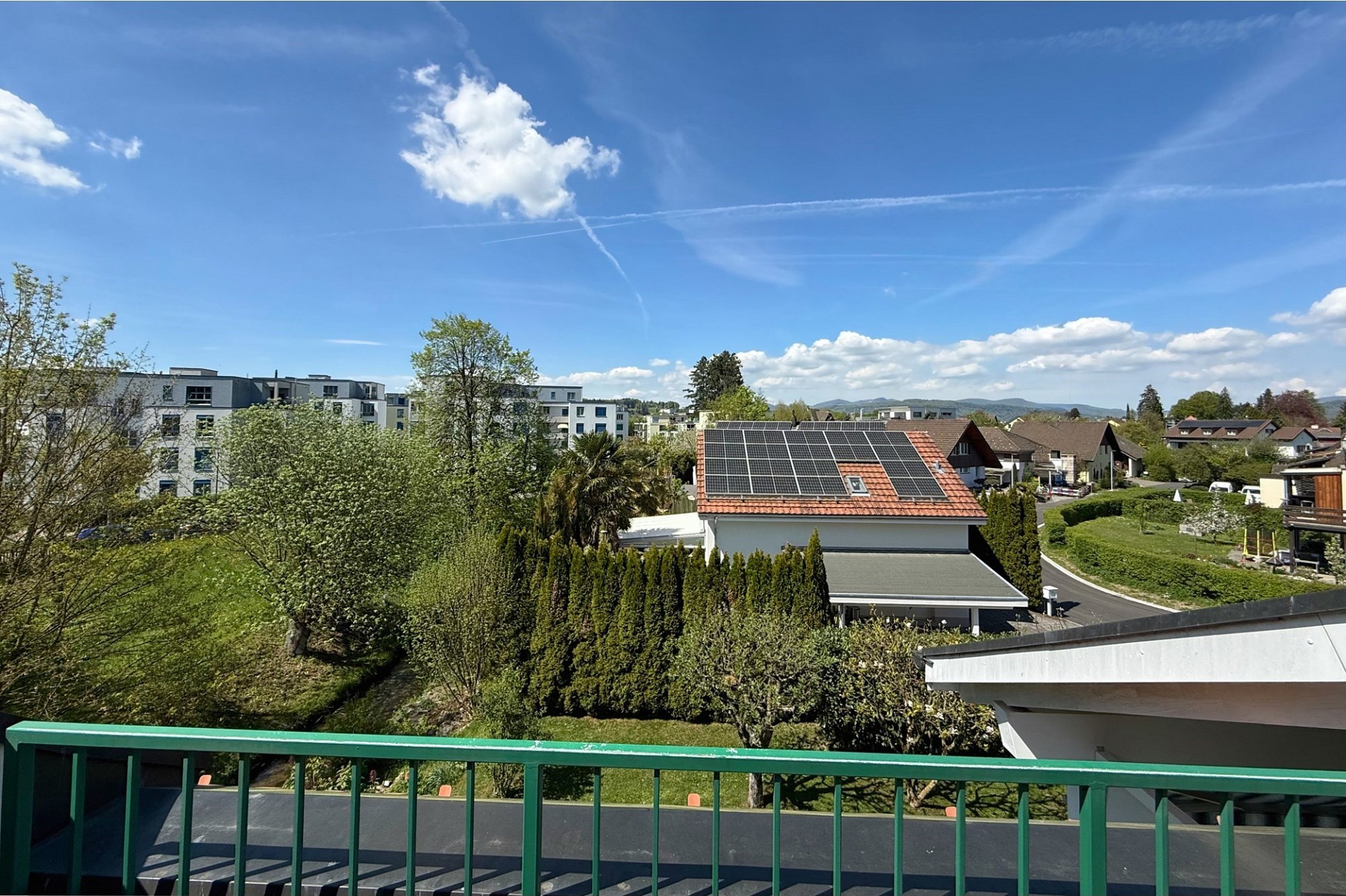 Blick vom Balkon über Wohngebiet