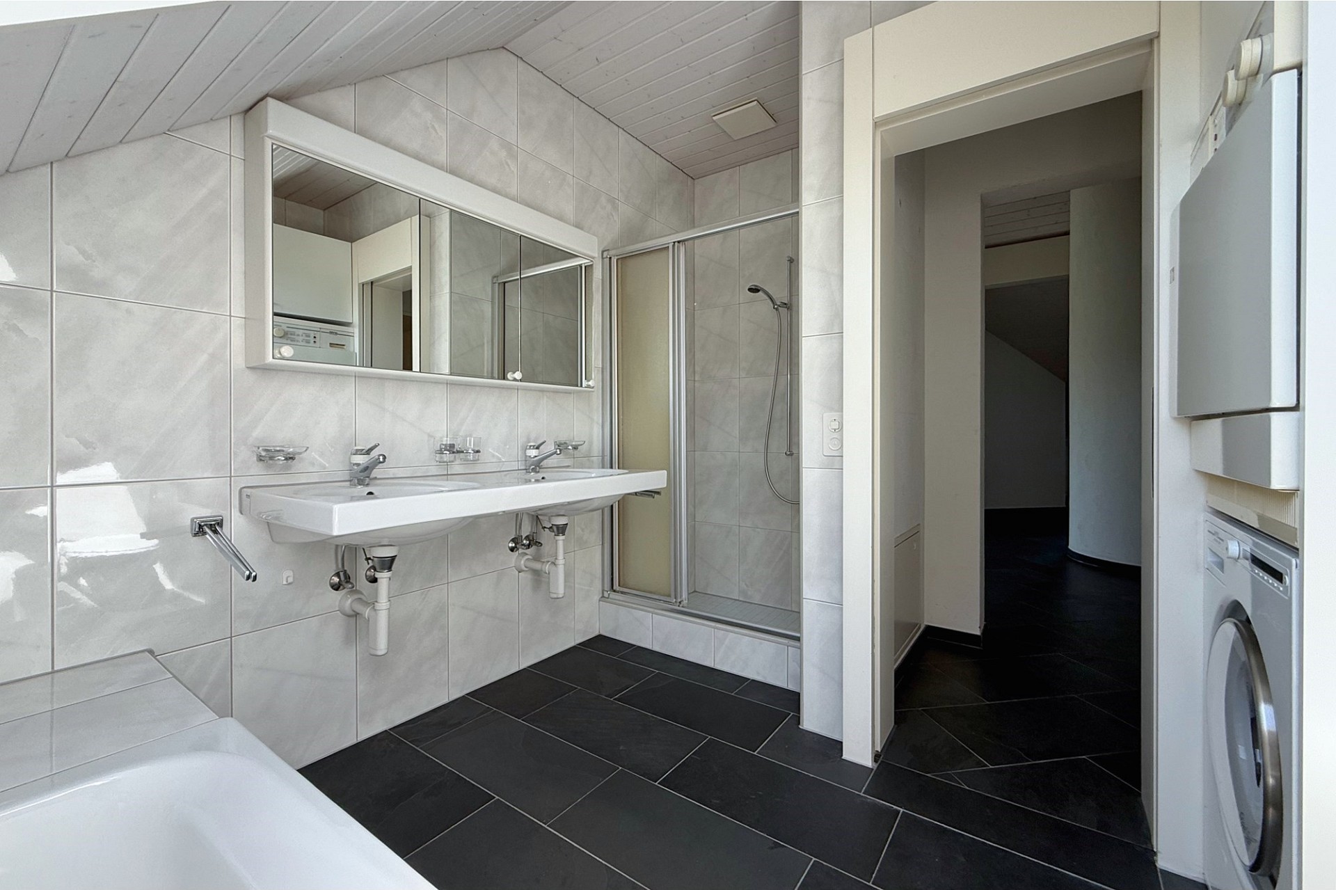 Modernes Badezimmer mit Dachschräge