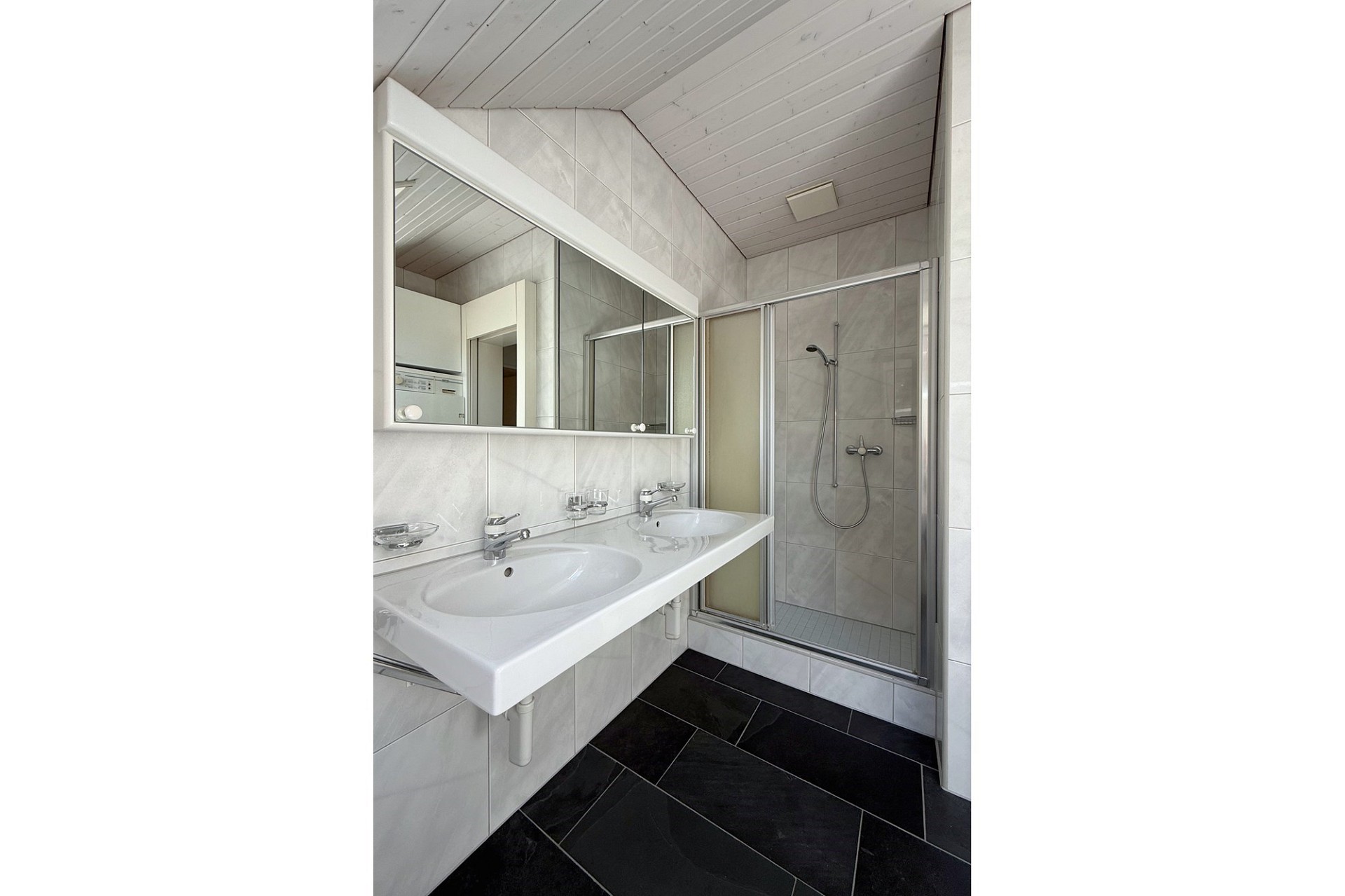 Modernes Badezimmer mit Doppelwaschtisch und Dusche