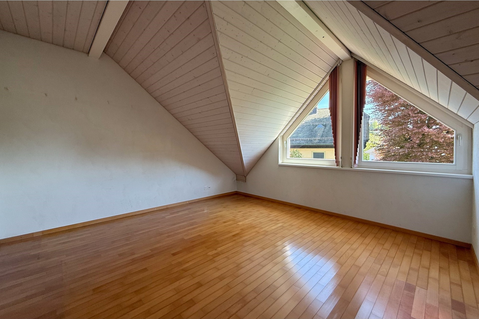 Dachgeschosszimmer mit Holzfußboden