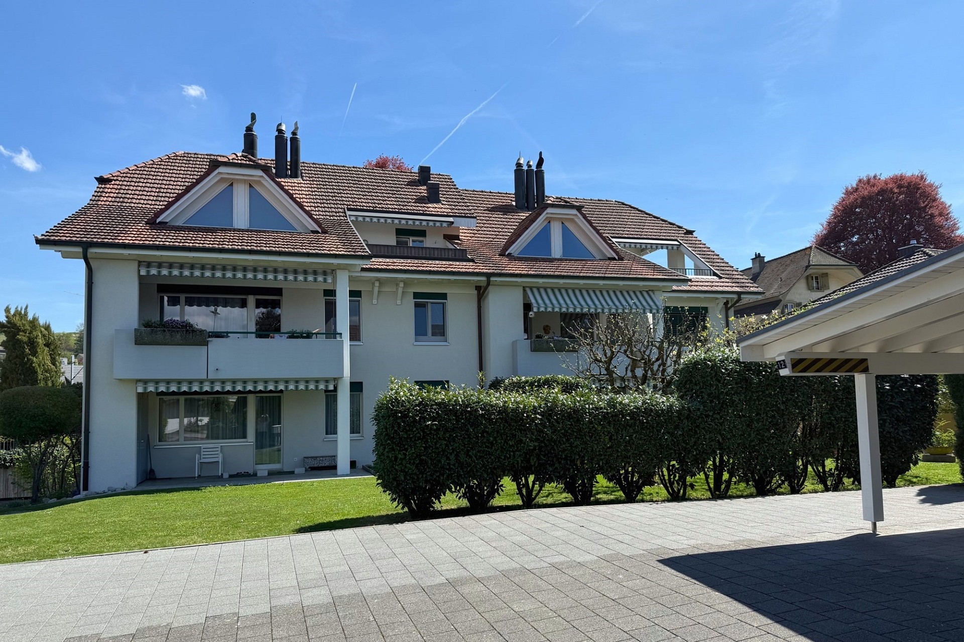 Mehrfamilienhaus mit Satteldach und Balkonen