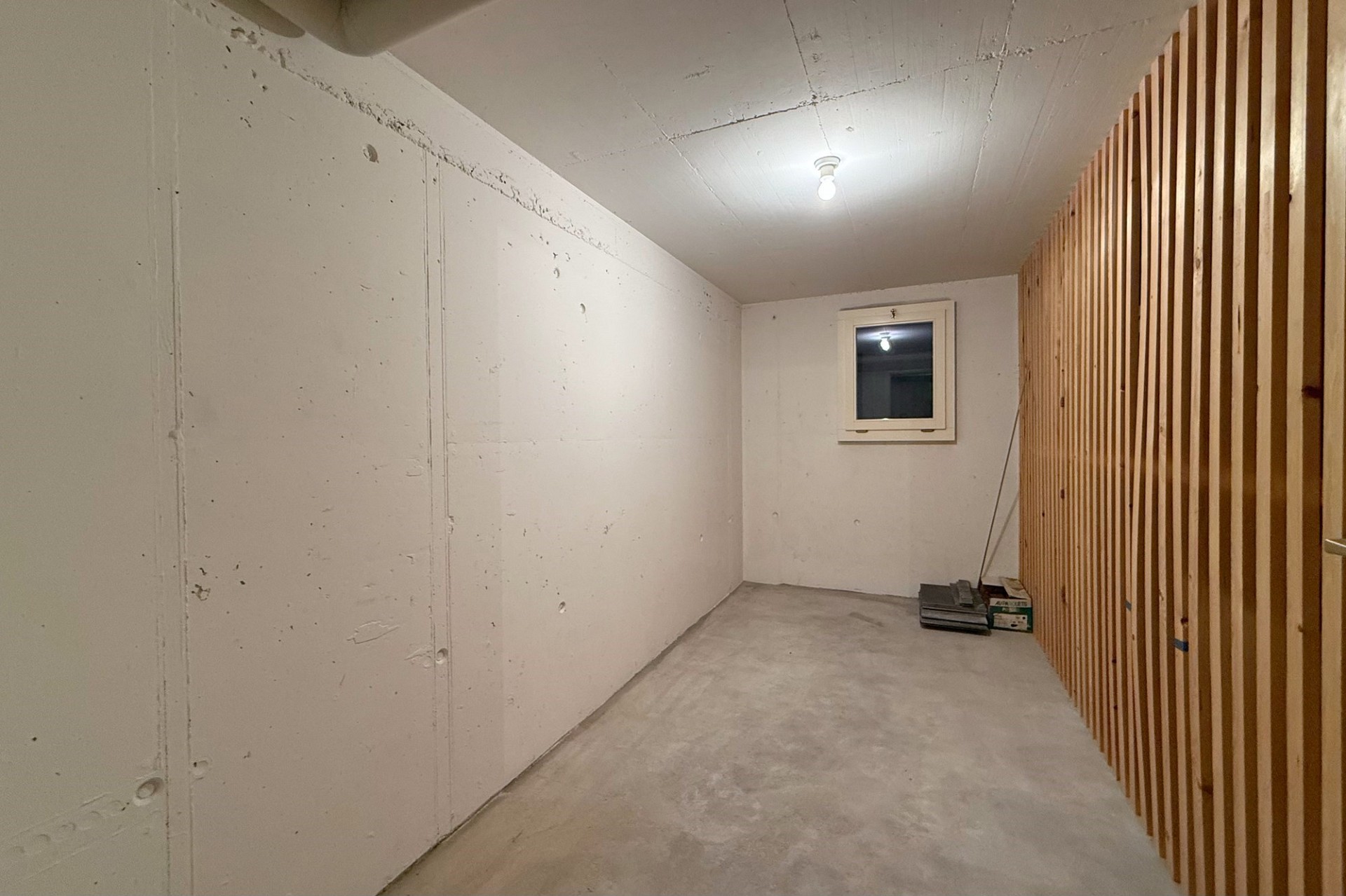 Kleiner Keller- oder Nebenraum mit Rohbaucharakter