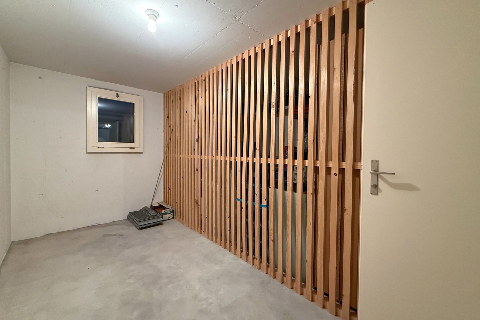 Kleiner Kellerraum mit Holzlamellenwand